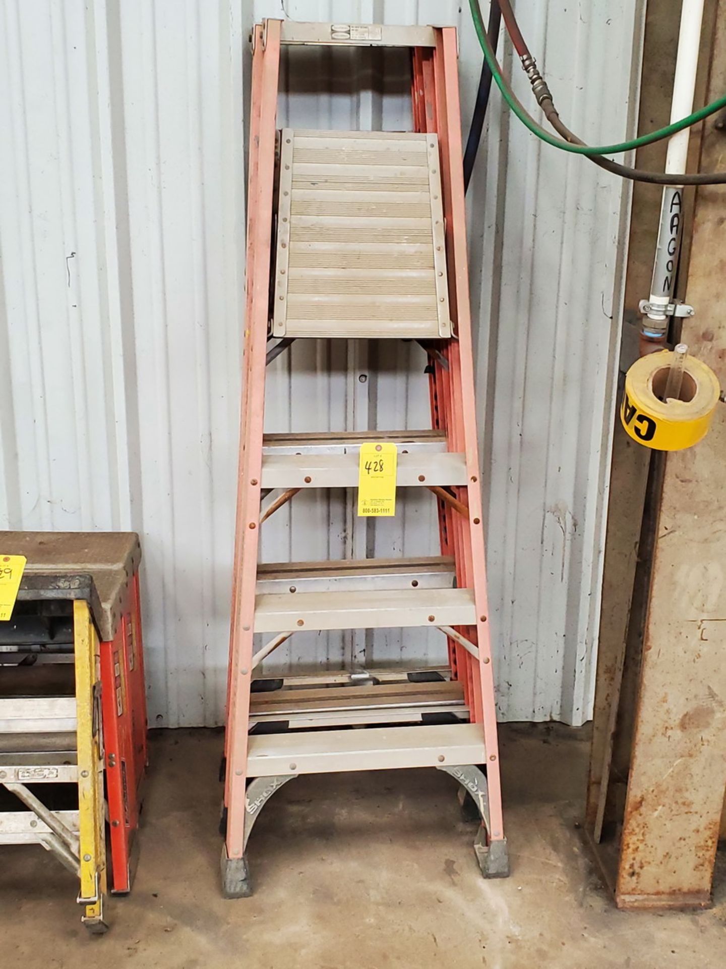 Louisville (2) 4' Fiberglass Platform Ladders 375lbs Cap.