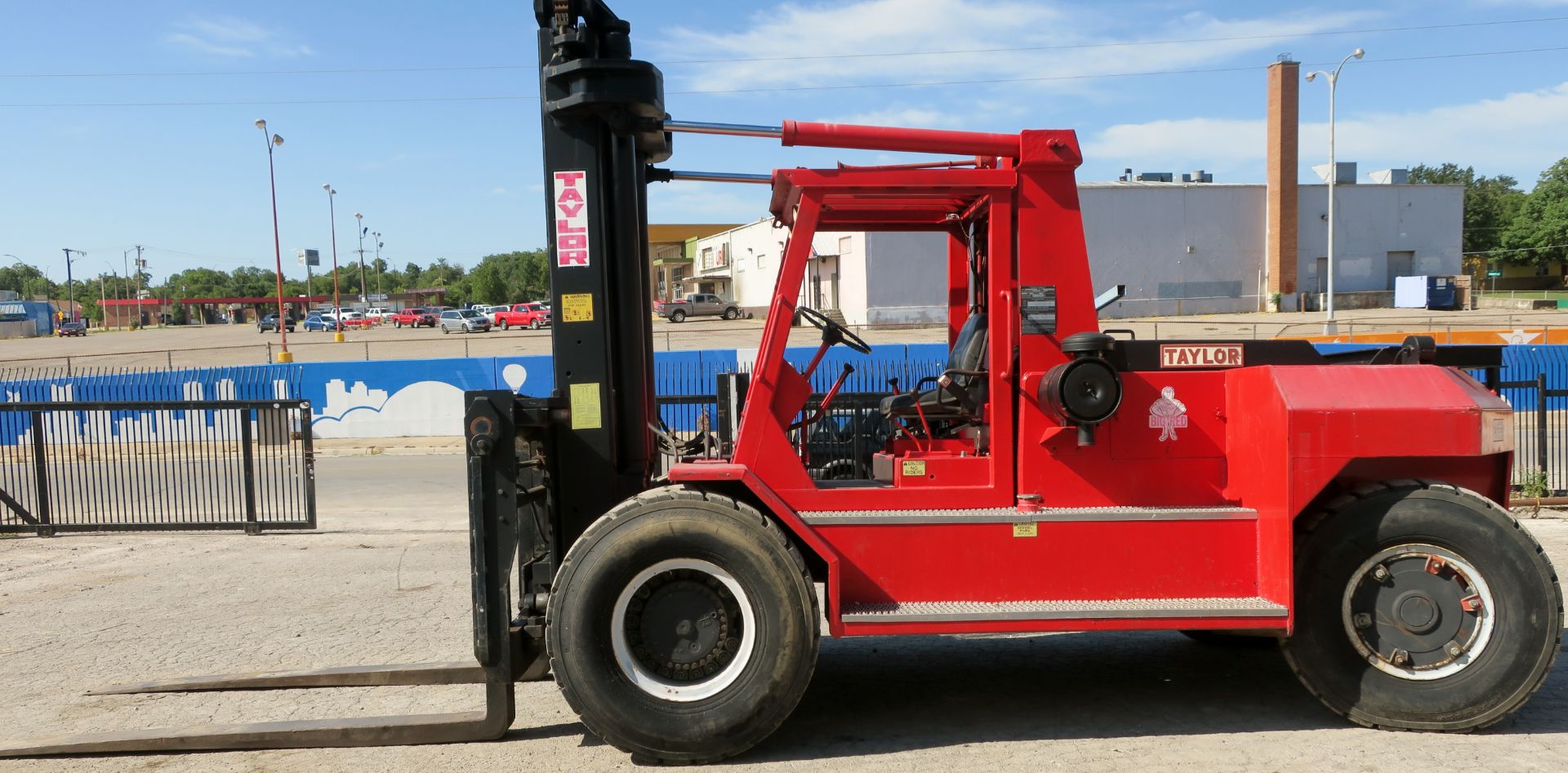 Taylor TE300M 30,000 LB Capacity Heavy-Duty Forklift Truck, 326 hours - Image 2 of 3