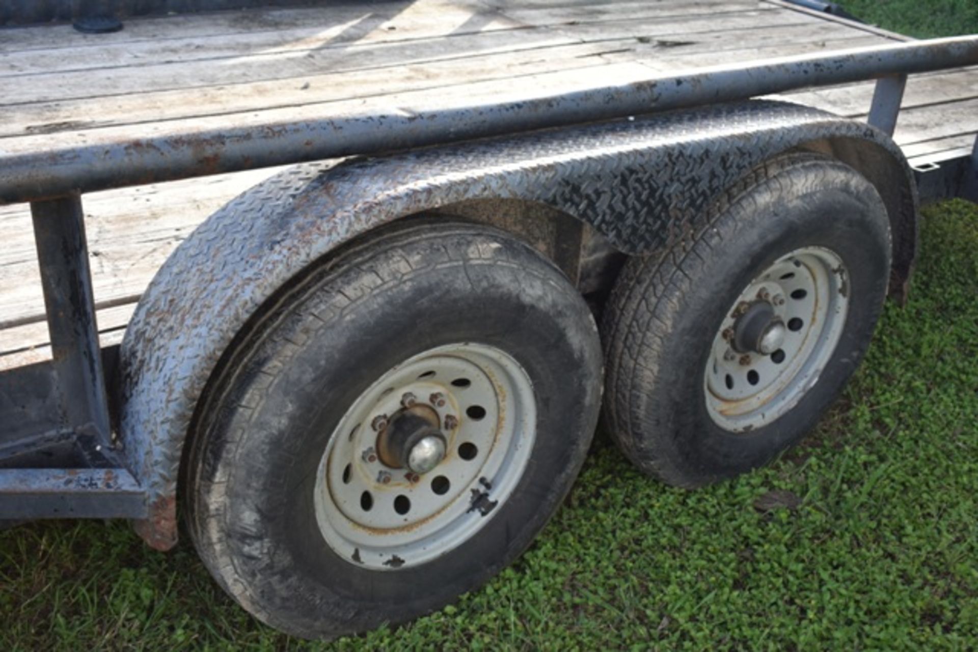 2007 20' UTILITY TRAILER W/ LOADING RAMPS - Image 2 of 4