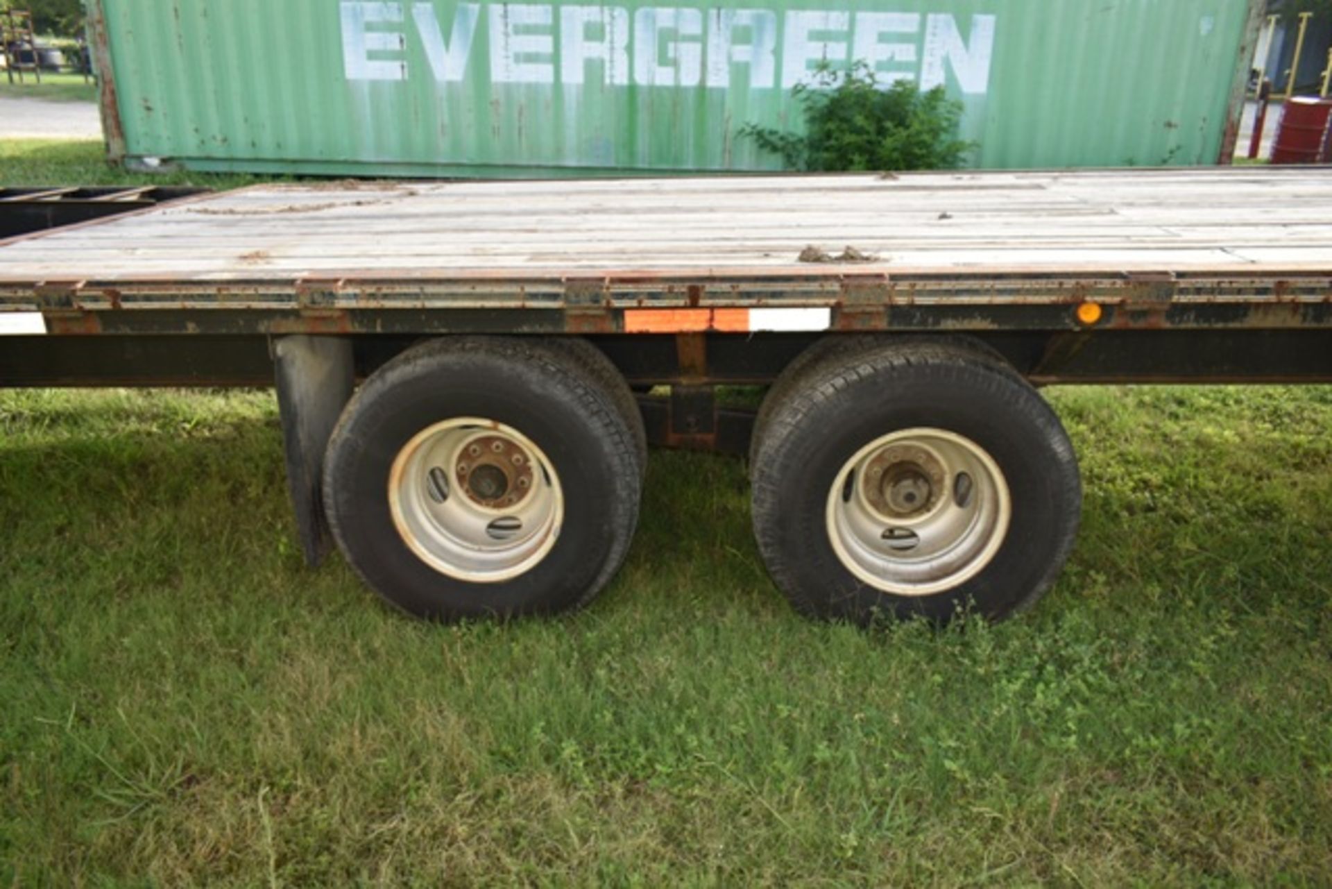 2007 32' GOOSENECK FLATBED TRAILER, 5' DOVETAIL, W/ LOADING RAMPS - Image 5 of 5