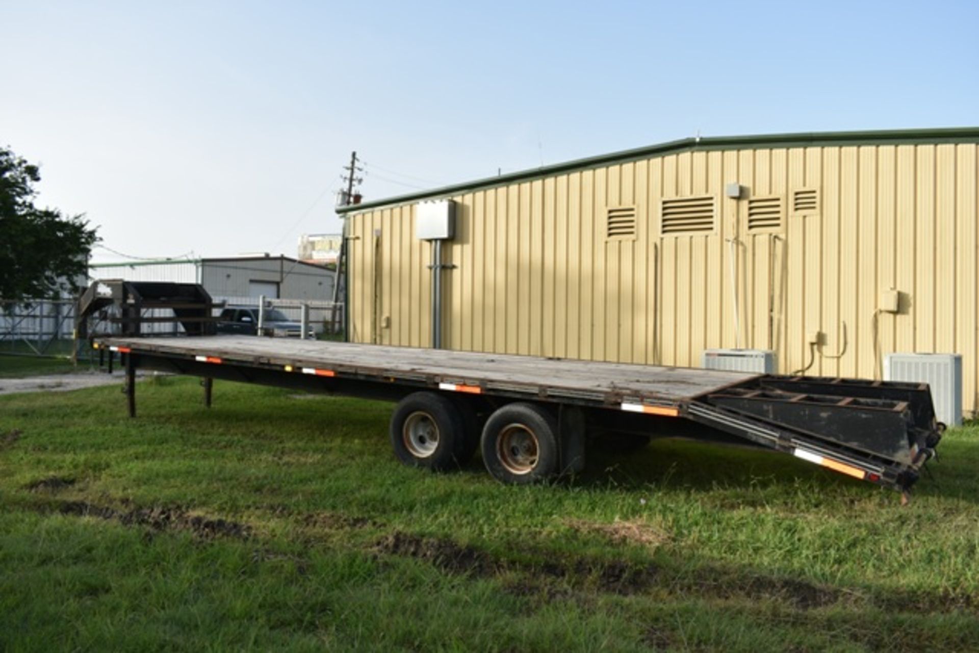 2007 32' GOOSENECK FLATBED TRAILER, 5' DOVETAIL, W/ LOADING RAMPS - Image 3 of 5