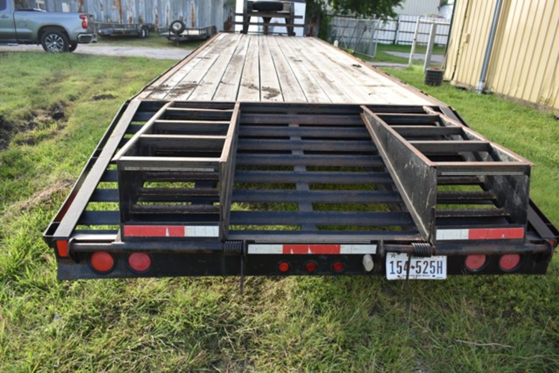 2007 32' GOOSENECK FLATBED TRAILER, 5' DOVETAIL, W/ LOADING RAMPS - Image 4 of 5