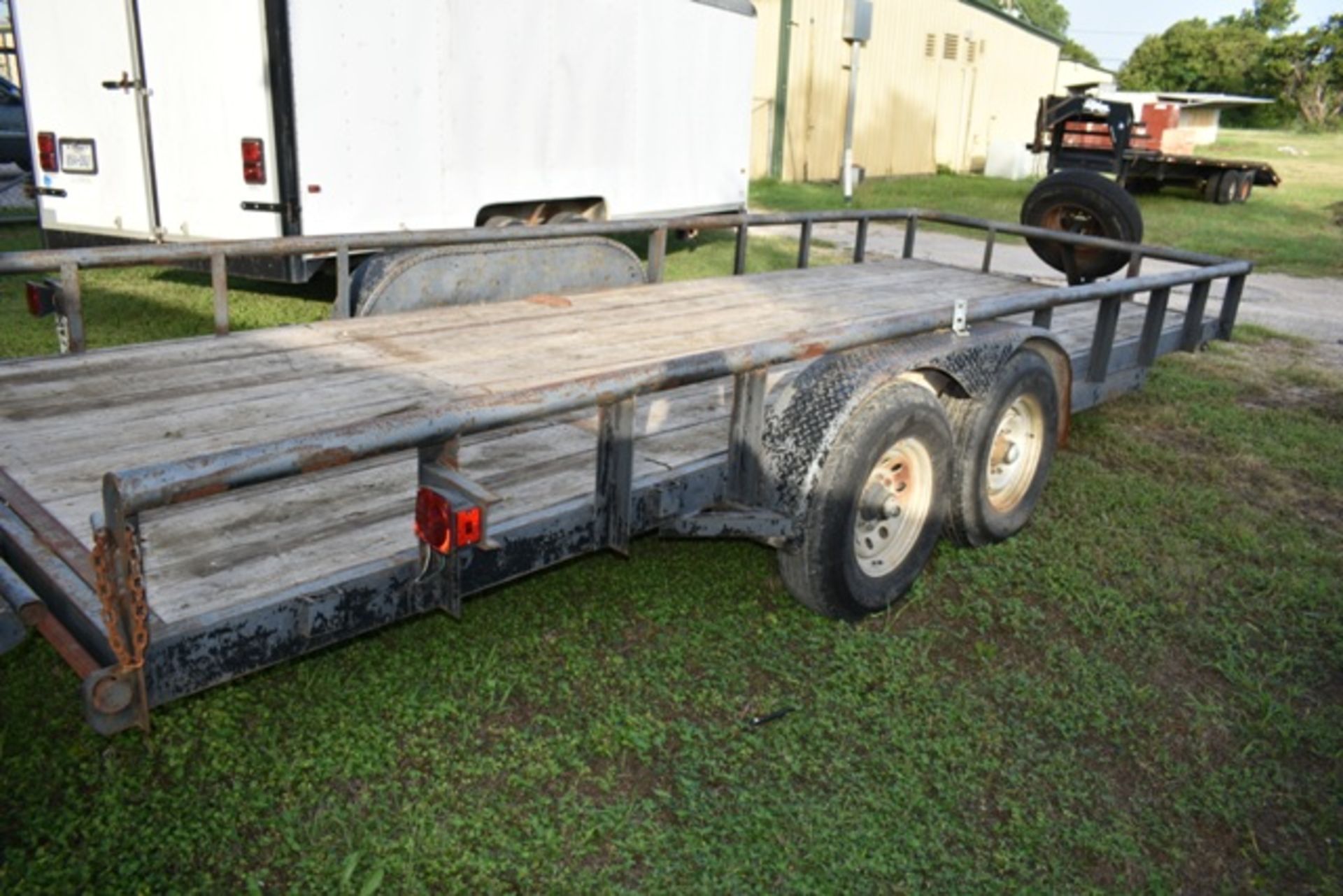 2007 20' UTILITY TRAILER W/ LOADING RAMPS - Image 4 of 4