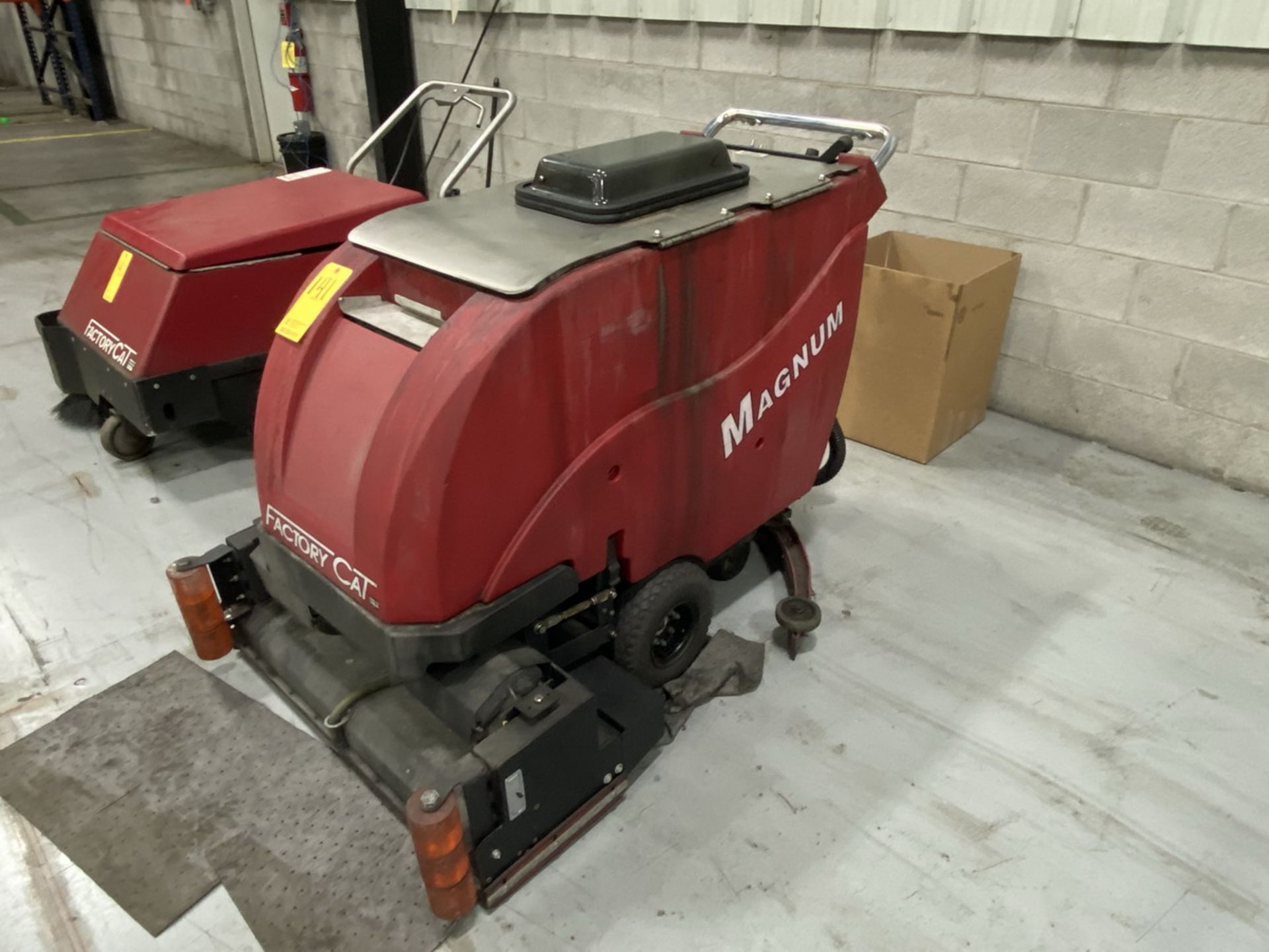 Factory Cat Magnum Walk-Behind Floor Scrubber 34'' Cylindrical Scrub Deck, 30 Gallon Tank, 24V, With - Image 3 of 6