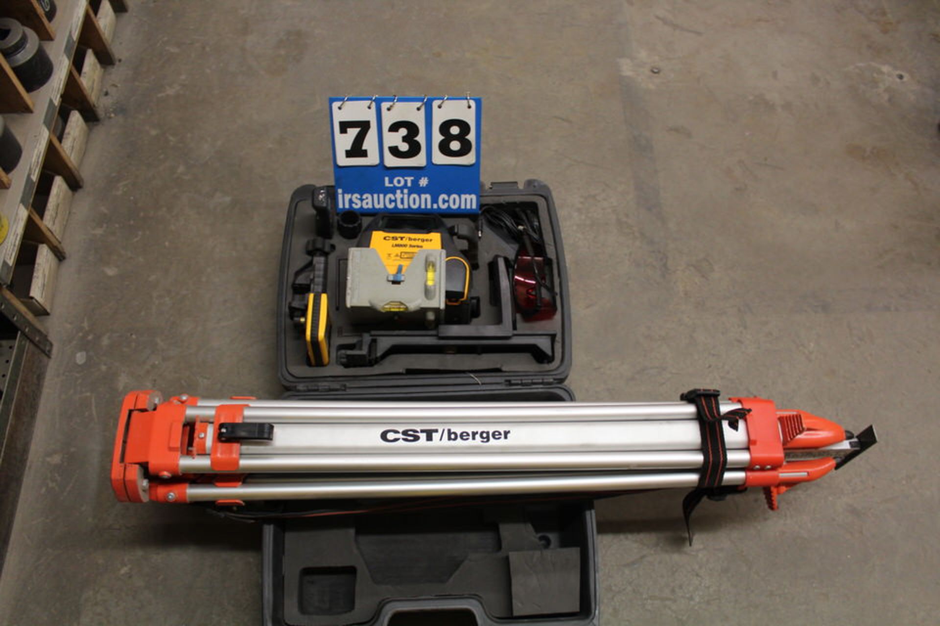 CST BERGER, LEVELER, MDL:LM800 SERIES W/ TRIPOD CASE