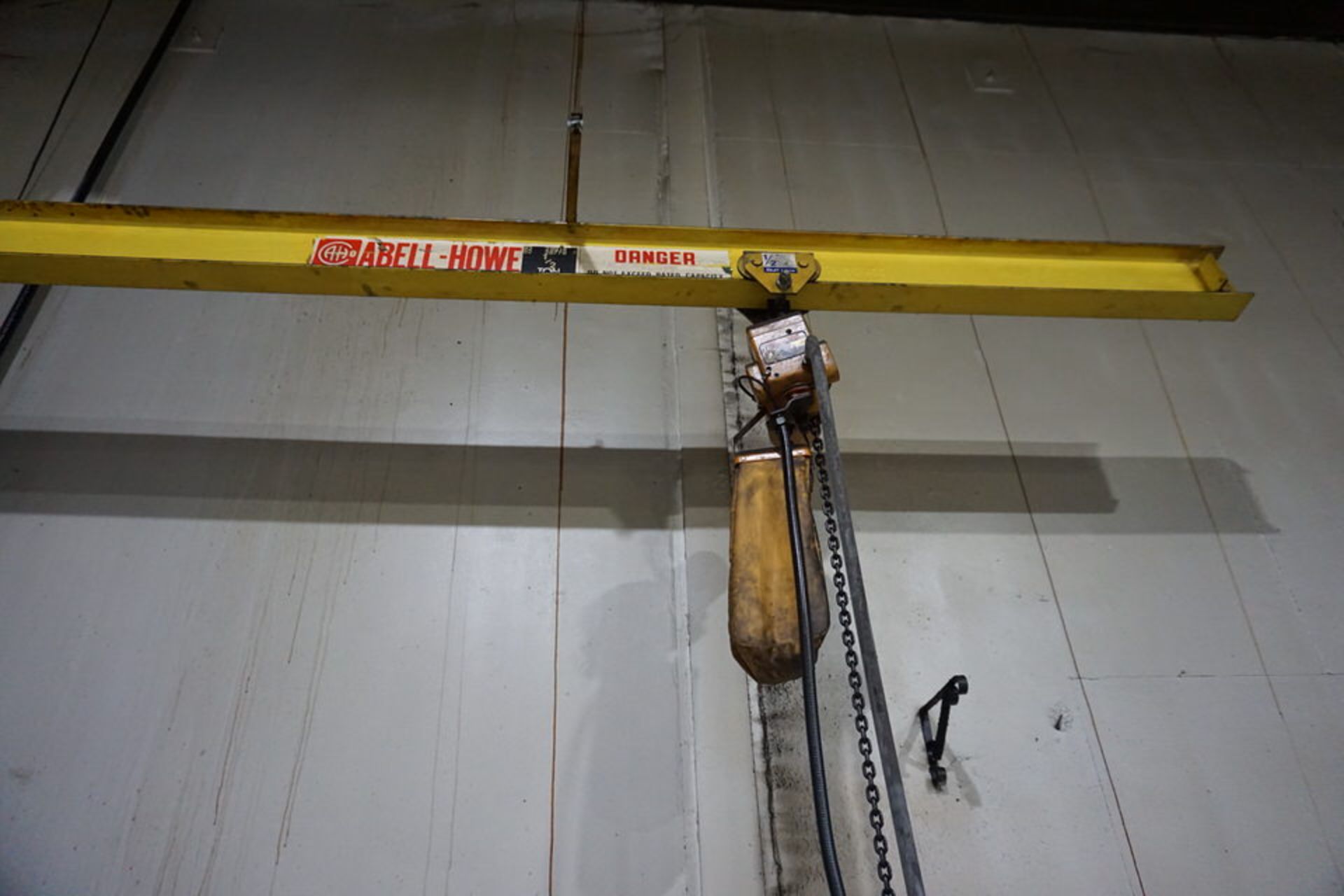 JIB CRANE 1/2 TON CAP, 1/2 TON AIR HOIST APPROX 12' ARM, 11' TALL - Image 3 of 3