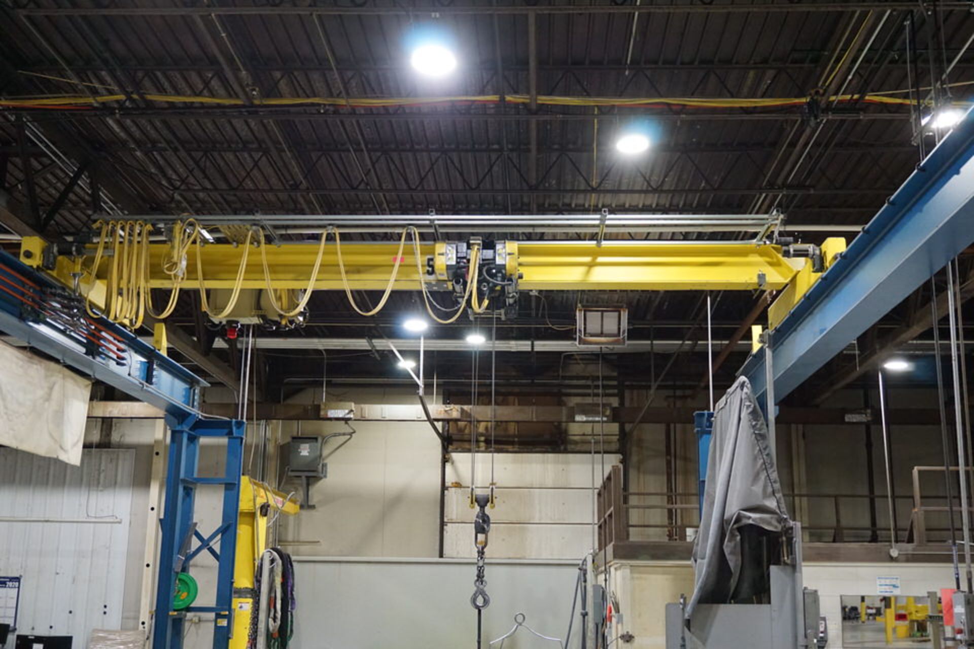 COMPLETE SELF SUPPORTING 5 TON BRIDGE CRANE SYSTEM , APPROX 25' X 35' X 14' TALL W/ WIRELESS REMOTE - Image 2 of 5