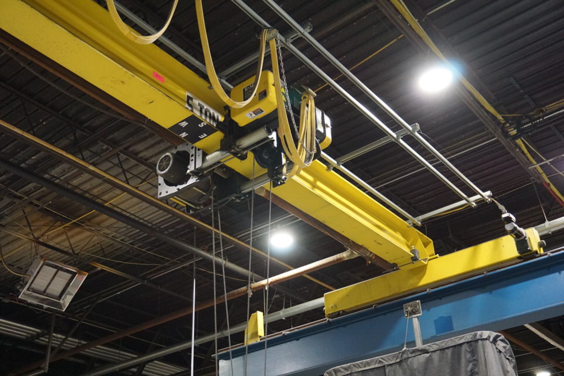 COMPLETE SELF SUPPORTING 5 TON BRIDGE CRANE SYSTEM , APPROX 25' X 35' X 14' TALL W/ WIRELESS REMOTE - Image 4 of 5