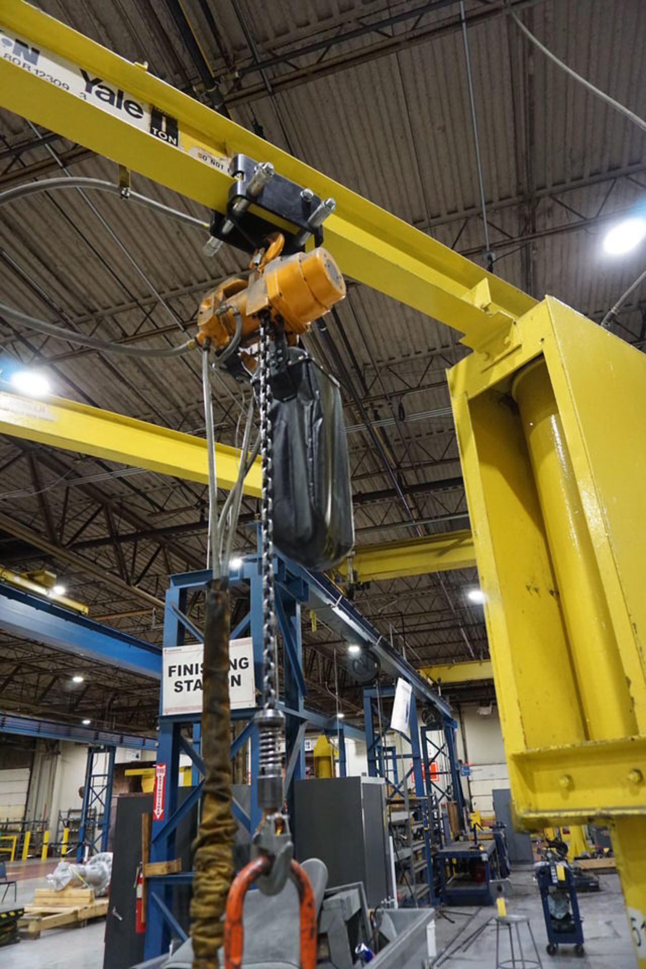 FLOOR MOUNT JIB CRANE, COLUMN APPROX 13" X 10' X 7' ARM W/ 1 TON AIR HOIST - Image 3 of 3