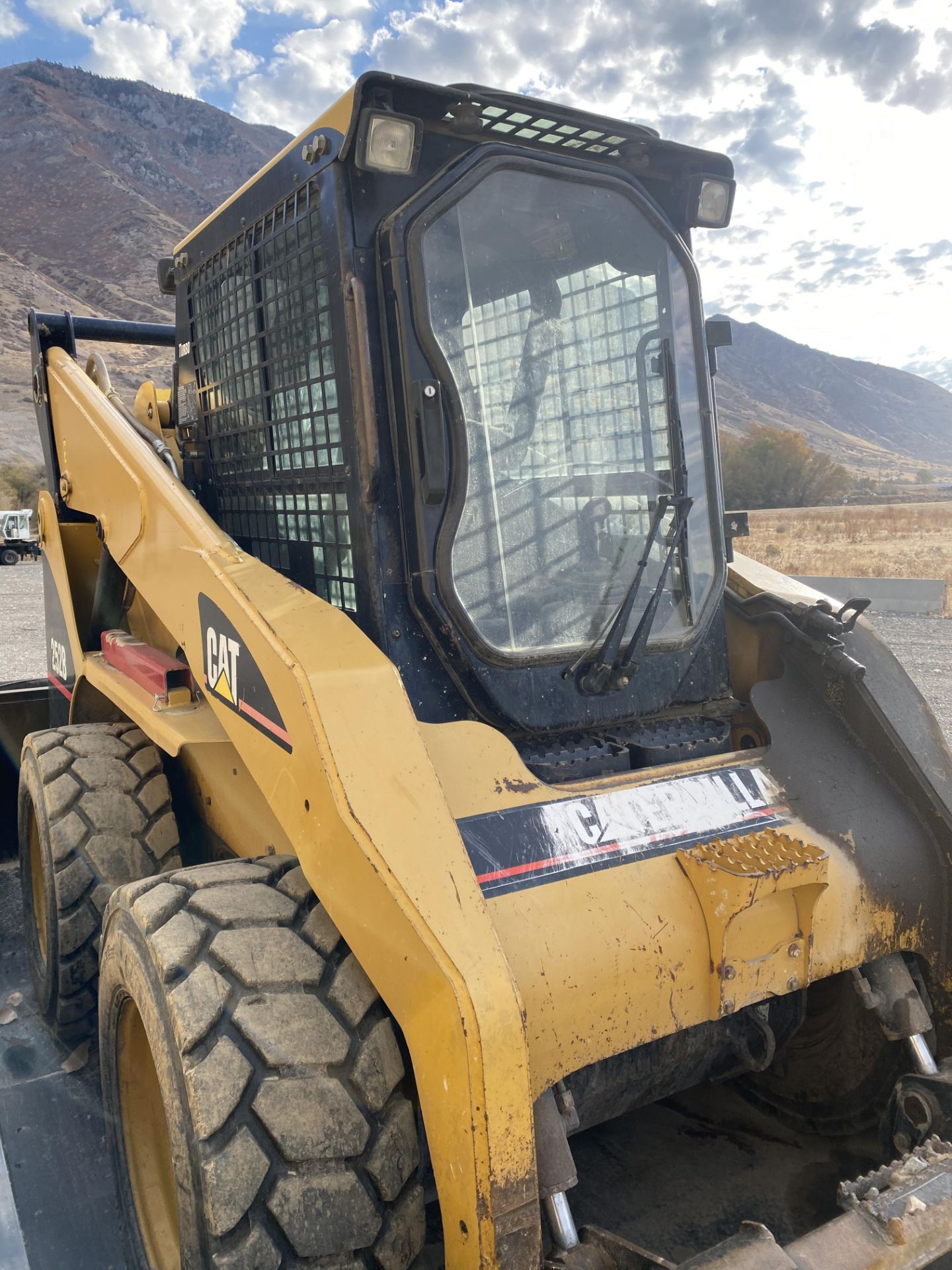 CAT Caterpillar Skidsteer Model 252-B w/ Triple Axle 14000 GVWR 16' Trailer