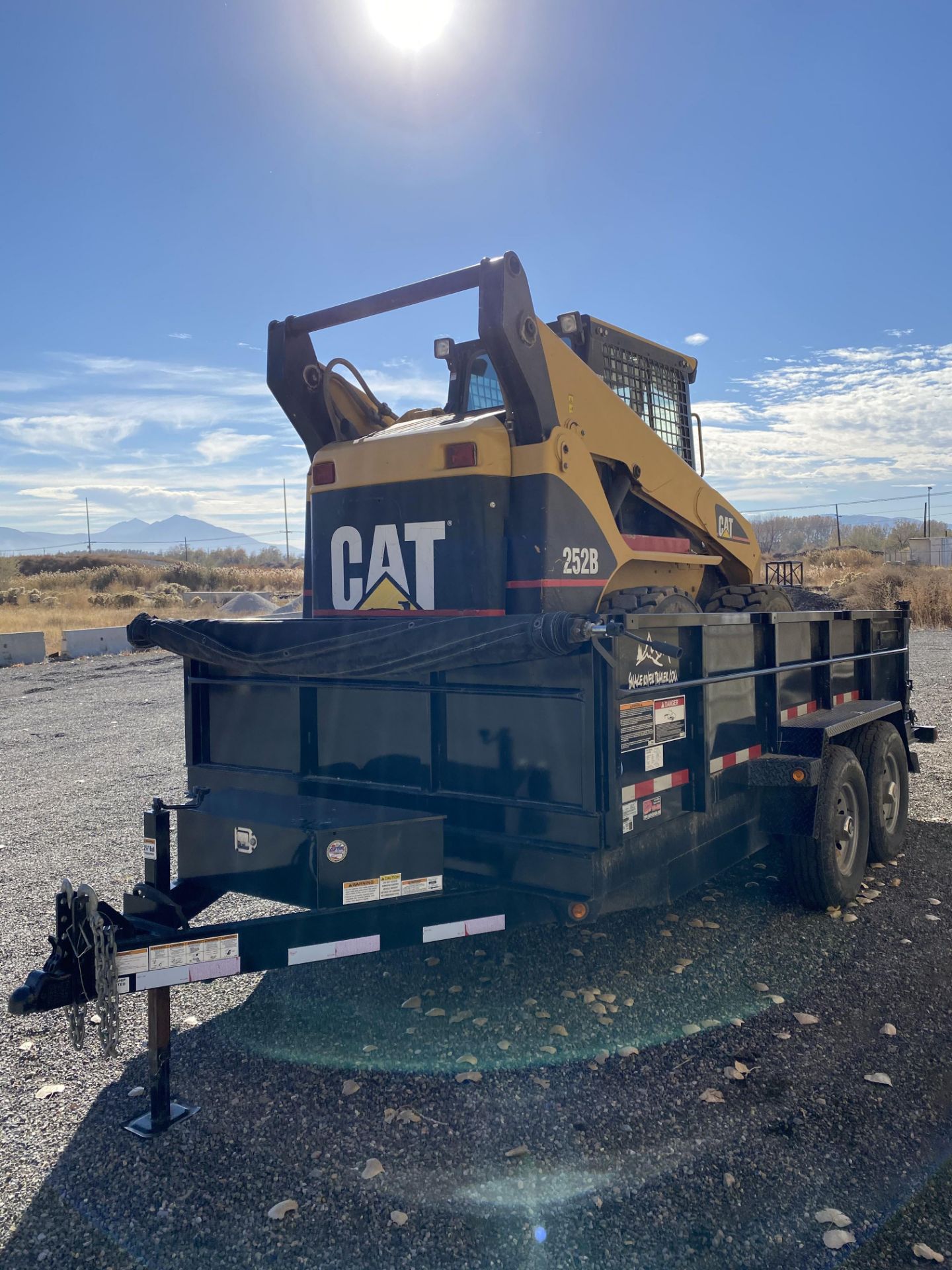 CAT Caterpillar Skidsteer Model 252-B w/ Triple Axle 14000 GVWR 16' Trailer - Image 2 of 16