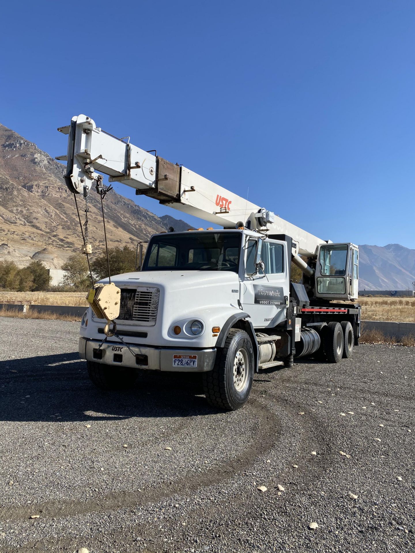 Freightliner Crane Newpark w/ USTC 28l Crane, 28 Ton Capacity, 1FVXTEDB7XA01973