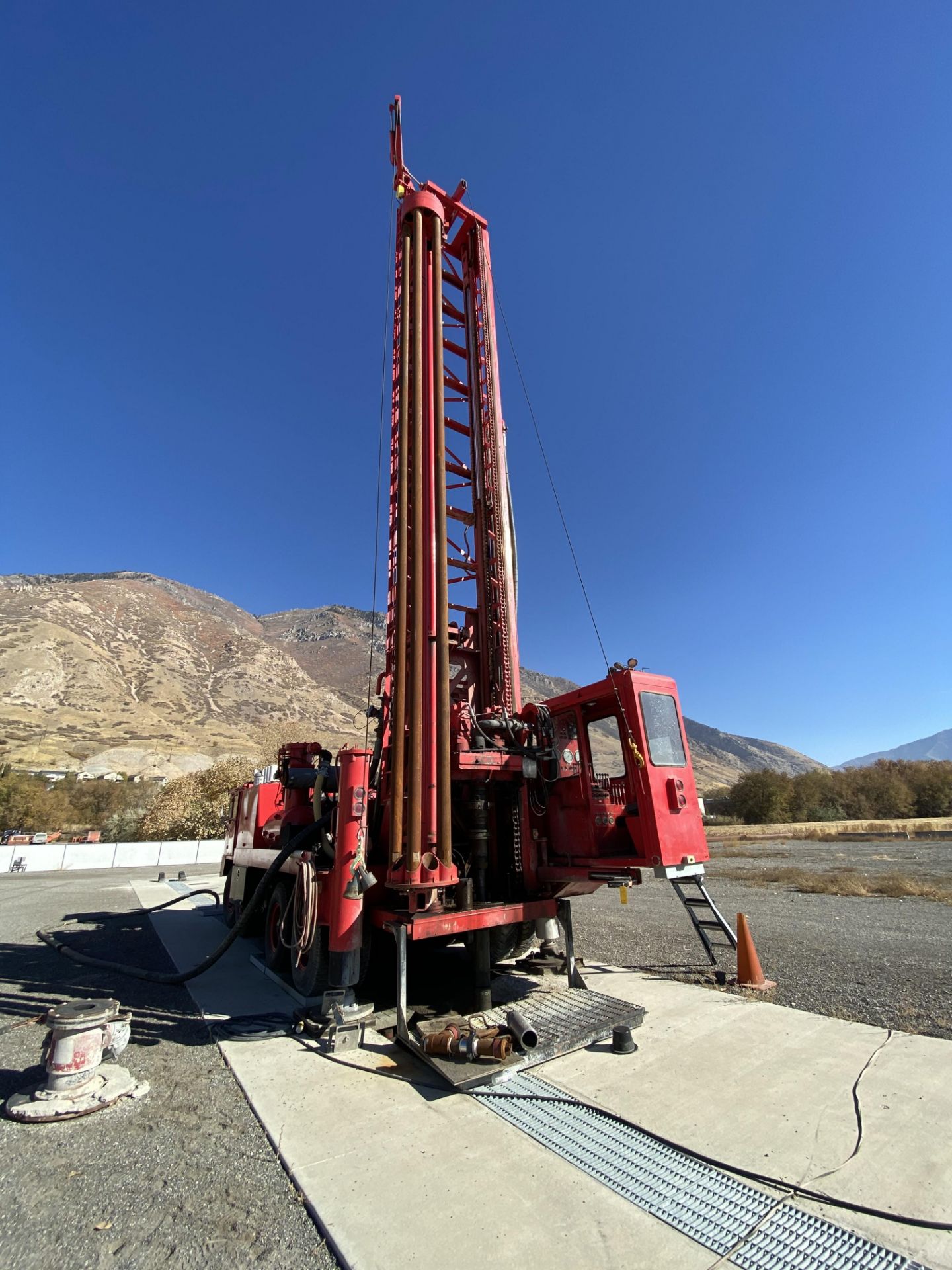 Hendrickson model- D-OH Vertical Workover Drilling Rig - Image 4 of 19