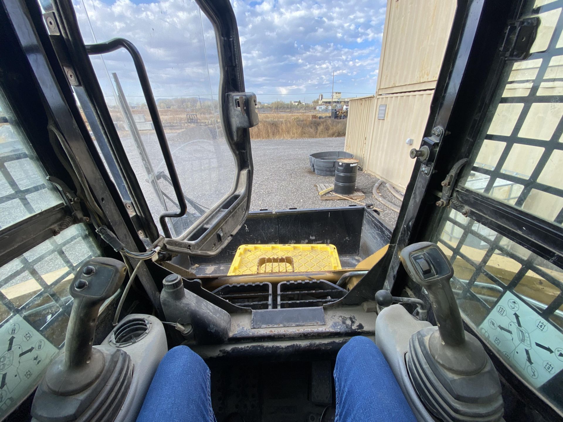 CAT Caterpillar Skidsteer Model 252-B w/ Triple Axle 14000 GVWR 16' Trailer - Image 9 of 16