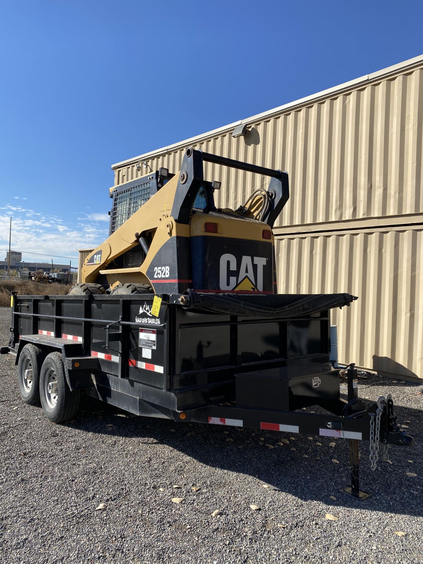 CAT Caterpillar Skidsteer Model 252-B w/ Triple Axle 14000 GVWR 16' Trailer - Image 4 of 16