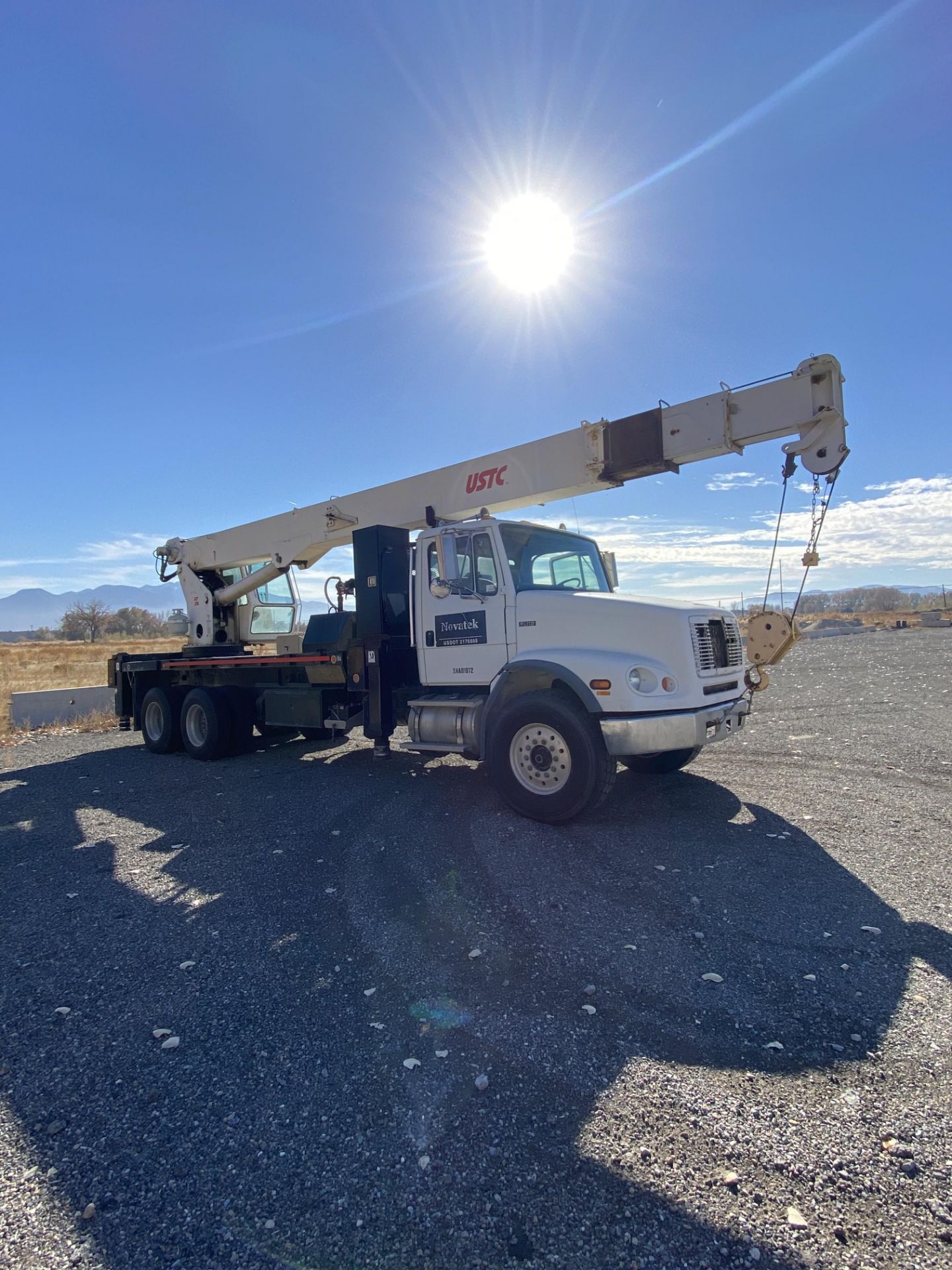 Freightliner Crane Newpark w/ USTC 28l Crane, 28 Ton Capacity, 1FVXTEDB7XA01973 - Image 2 of 7