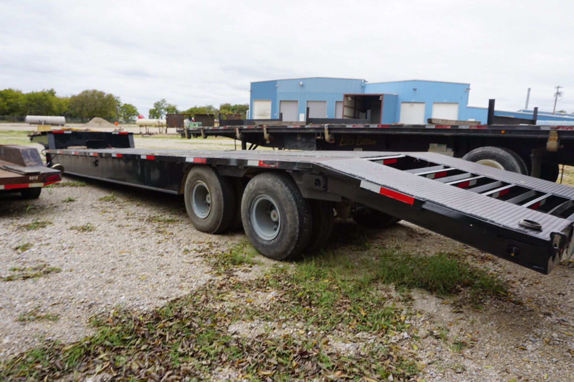 DOUBLE DROP TRAILER, TOP DECK: 8' X 8', BOTTOM: 32' X 8' (MUST BE REMOVED BY DECEMBER 22) - Image 4 of 10