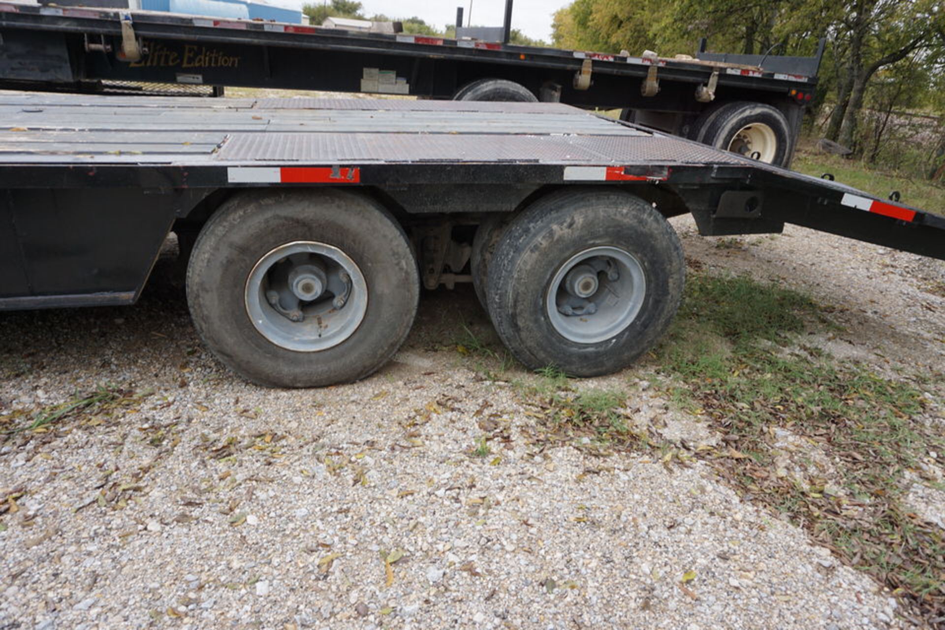 DOUBLE DROP TRAILER, TOP DECK: 8' X 8', BOTTOM: 32' X 8' (MUST BE REMOVED BY DECEMBER 22) - Image 8 of 10