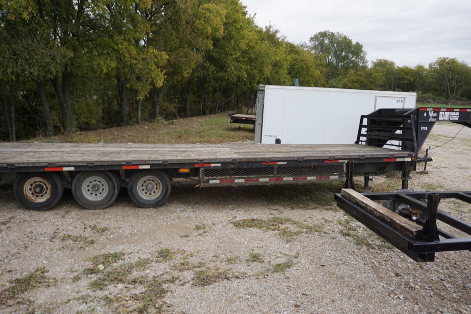 2012 8' x 30' WILD WEST GOOSE NECK TRAILER, MAX LOAD: 26,000 LBS (MUST BE REMOVED BY DECEMBER 22) - Image 5 of 8