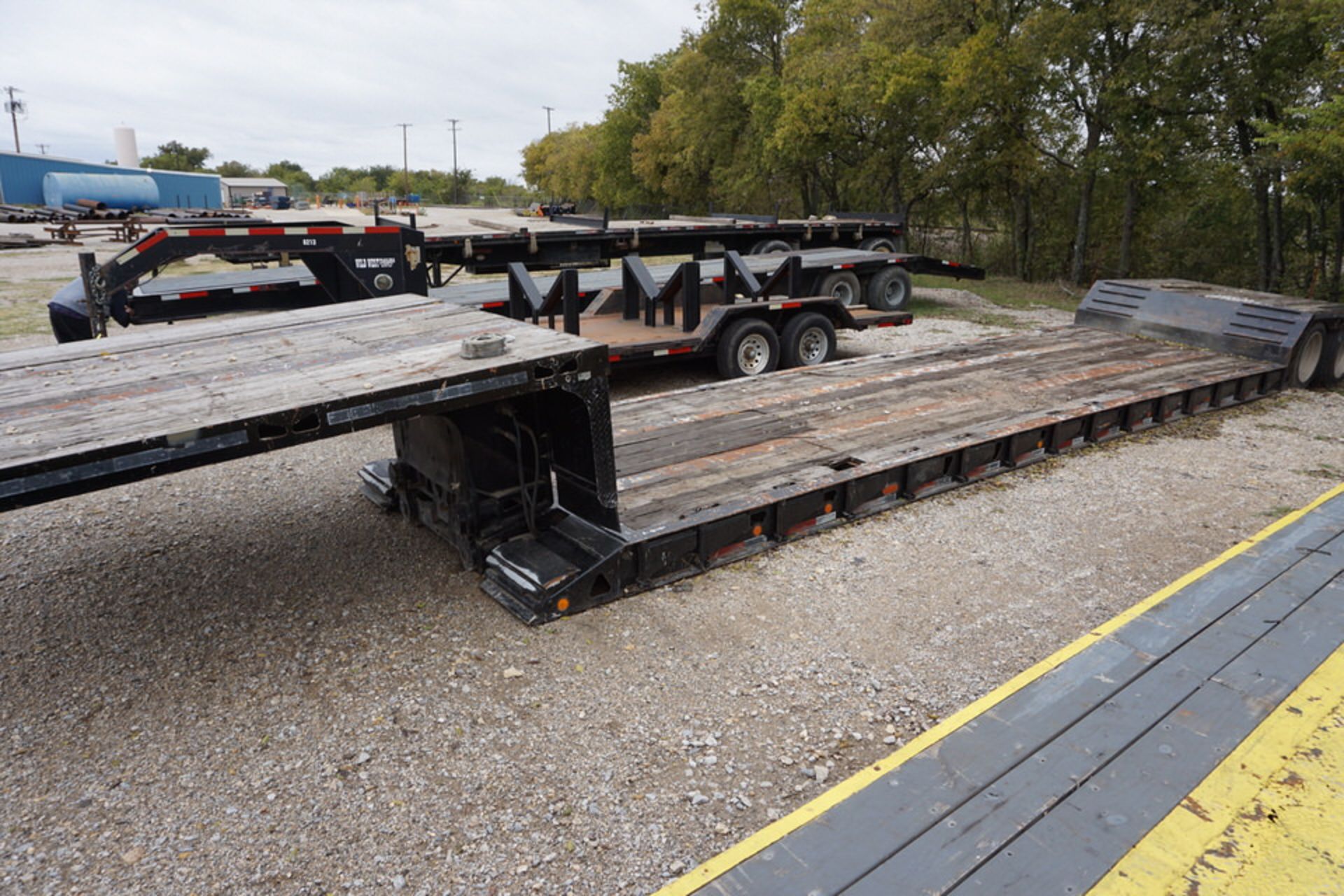 DOUBLE DROP TRAILER TOP DECK: 102" X 10', WELL: 102" X 29', TAIL: 7'6" X 102"