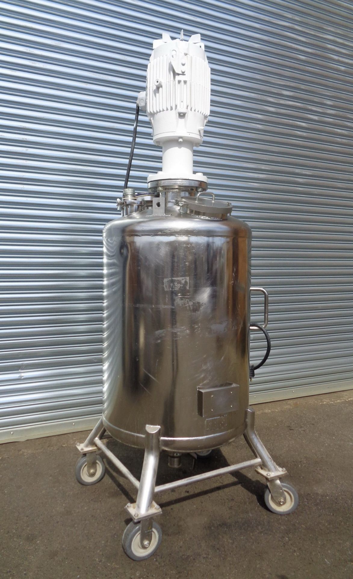 Alloy Products 75 gallon Single Wall Electropolished 316SS Sanitary Tank with homogenizing mixer - Image 2 of 9