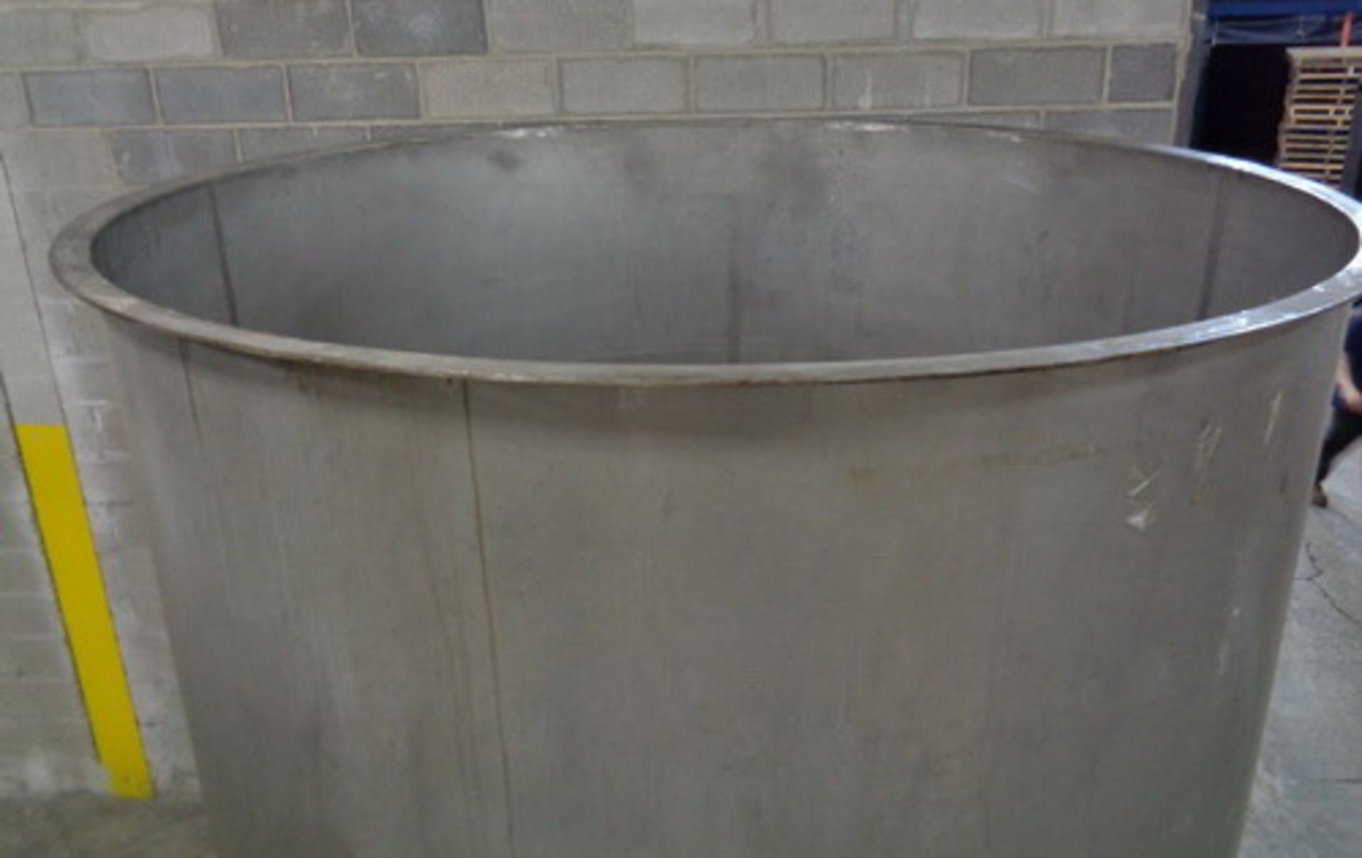 Vertical 1500 Gallon Stainless Steel Tank - Image 5 of 6