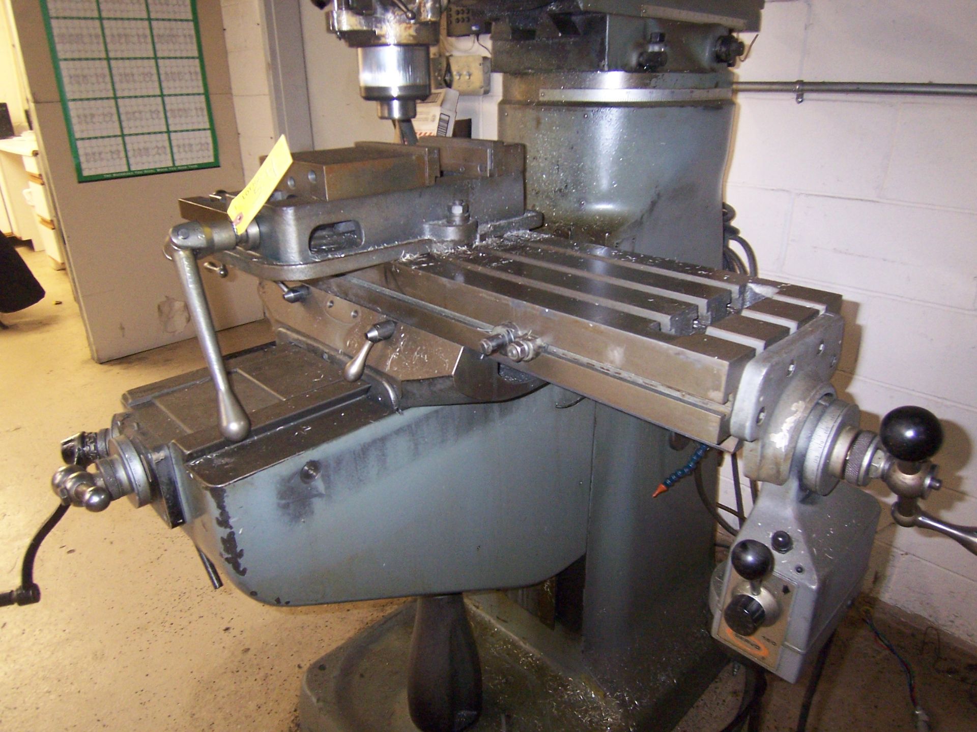 BRIDGEPORT SERIES I 2HP VERTICAL MILLING MACHINE WITH A 9" X 42" POWER FEED TABLE, SPINDLE SPEEDS TO - Image 5 of 5