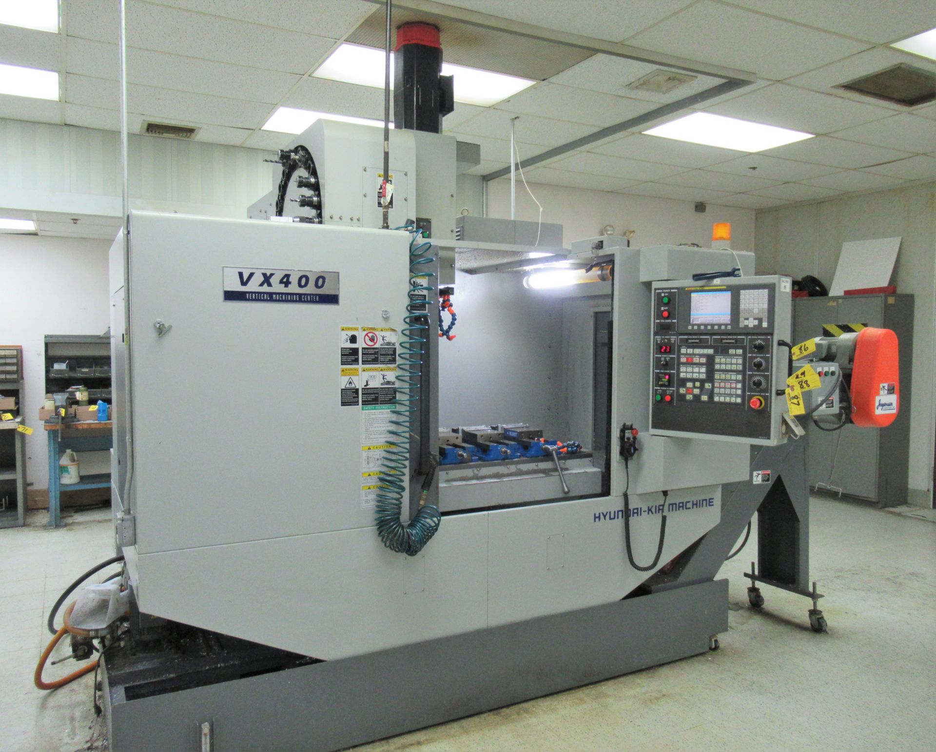 HYUNDAI-KIA MDL. VX-400 VERTICAL MACHINING CENTER, TRAVELS: X-31.5", Y-18.1", Z-20.4", 18" X 39.4"