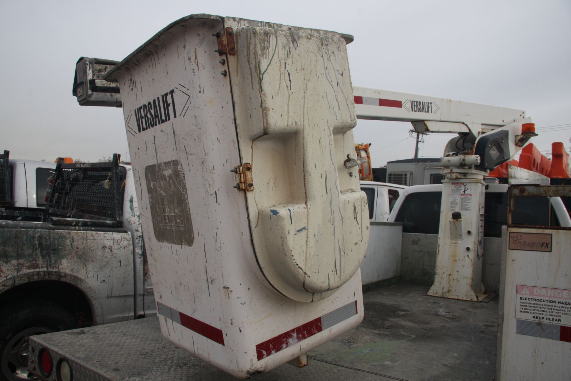 2008 FORD F350 XL SUPER DUTY UTILITY TRUCK, VERSALIFT MDL. TEL-29-N/NE ELECTRIC HYDRAULIC BUCKET - Image 14 of 17