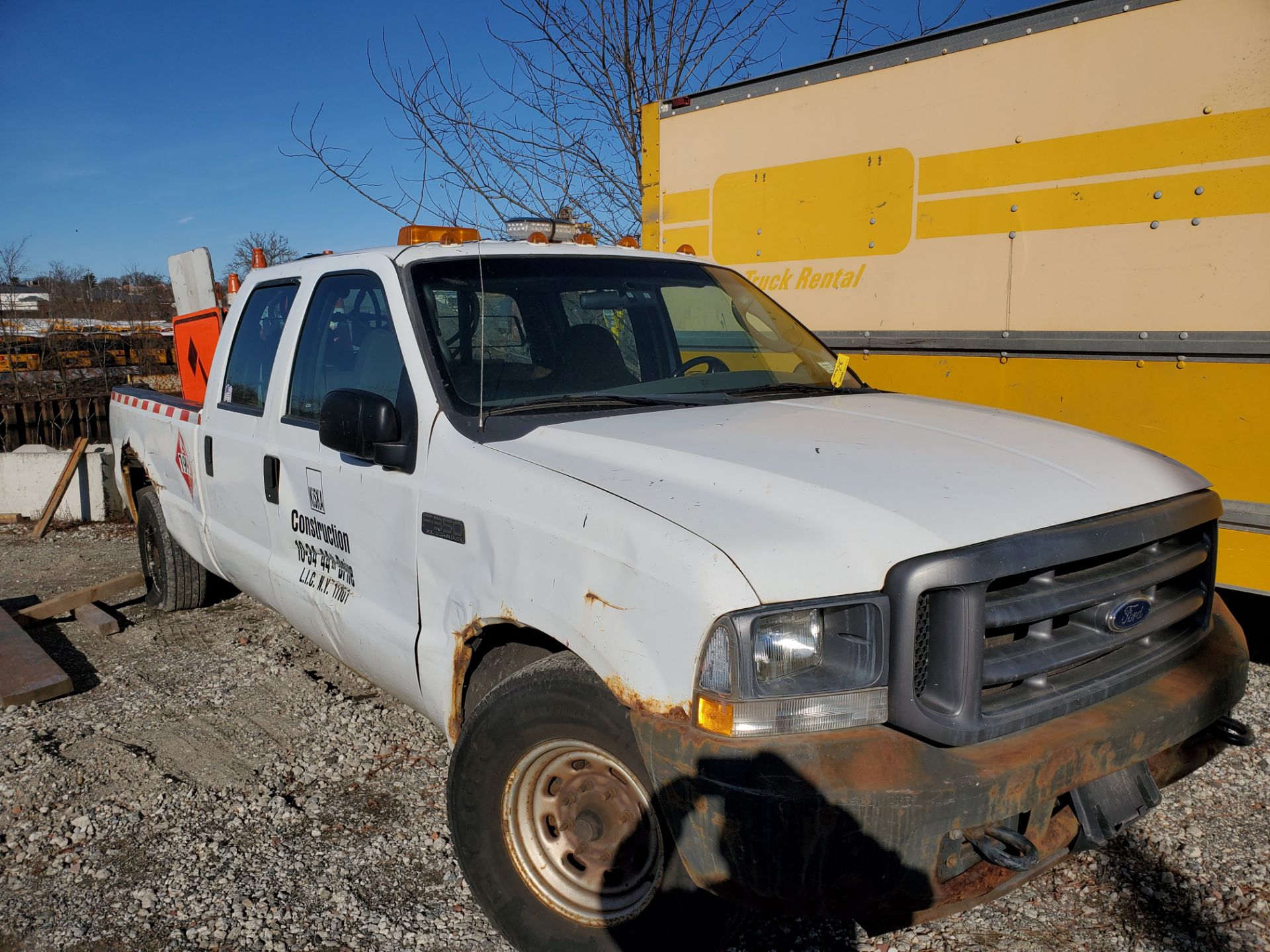 2004 FORD F350 XL 4-DOOR PICKUP TRUCK, 2-WHEEL DRIVE, AUTOMATIC TRANSMISSION, V8 GAS ENGINE, 8' BED, - Image 3 of 11