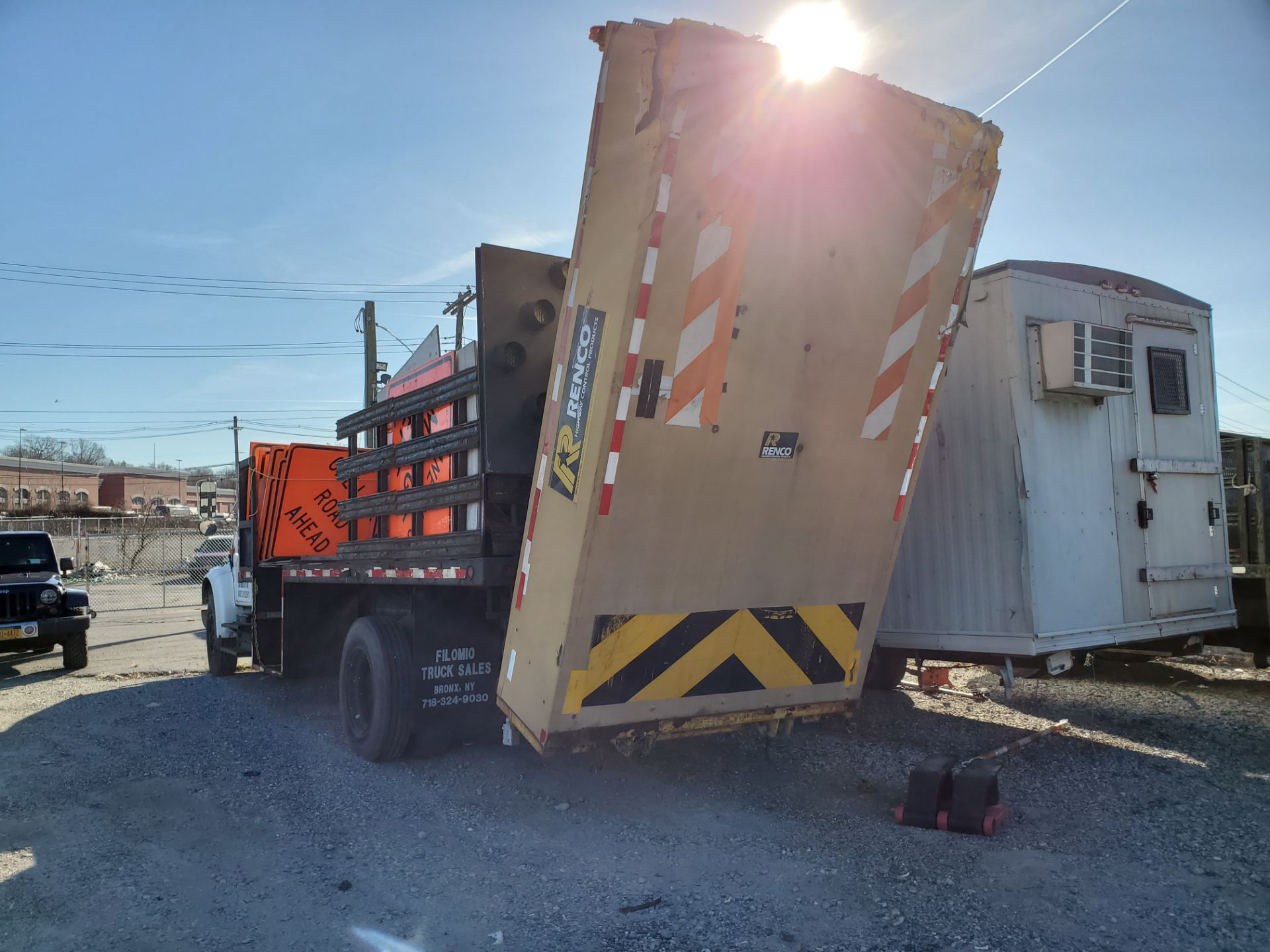 1996 INTERNATIONAL 4700X2 ATTENUATOR TRUCK, 16' STEEL DECK, APPROXIMATELY 67,410 MILES, RENCO "RAMCO - Image 3 of 22