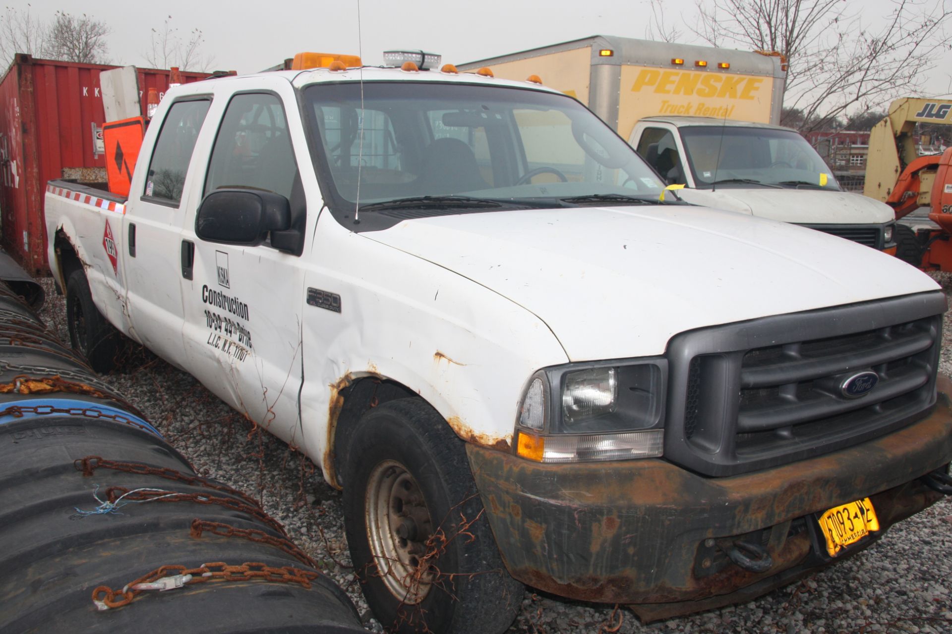 2004 FORD F350 XL 4-DOOR PICKUP TRUCK, 2-WHEEL DRIVE, AUTOMATIC TRANSMISSION, V8 GAS ENGINE, 8' BED, - Image 4 of 11