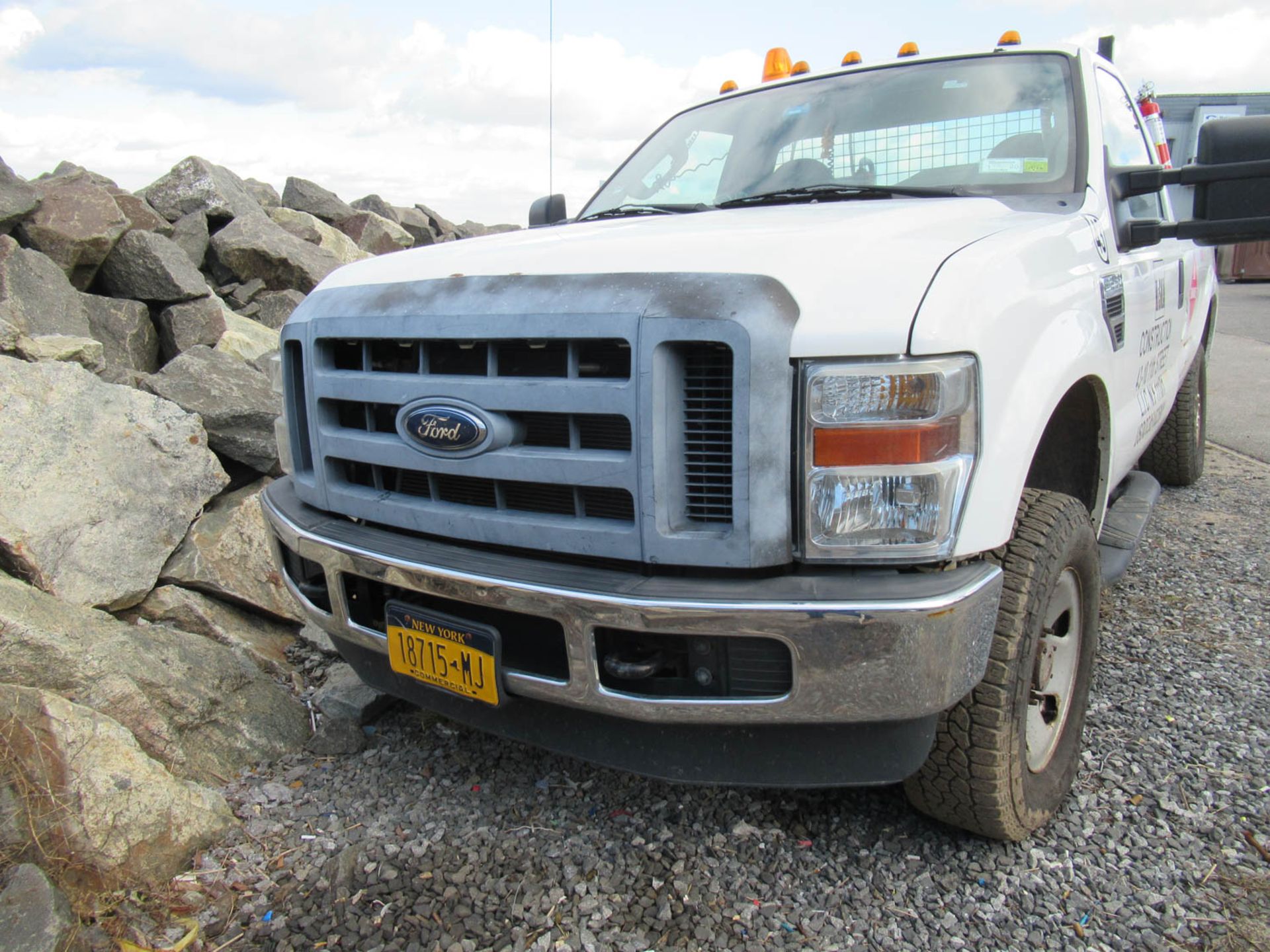 2010 FORD F-250 XL SUPER DUTY UTILITY TRUCK, 4-WHEEL DRIVE, AUTOMATIC TRANSMISSION, CLOTH SEATS, 2- - Image 2 of 17