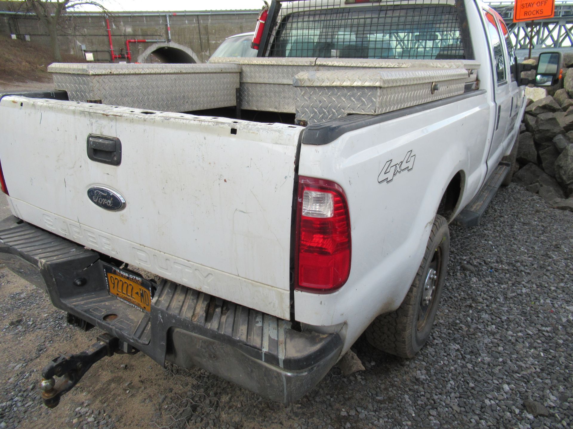 2009 FORD F-250 XL SUPER DUTY UTILITY TRUCK, 4-DOOR, 4-WHEEL DRIVE, CLOTH SEATS, APPROXIMATELY 116, - Image 7 of 18
