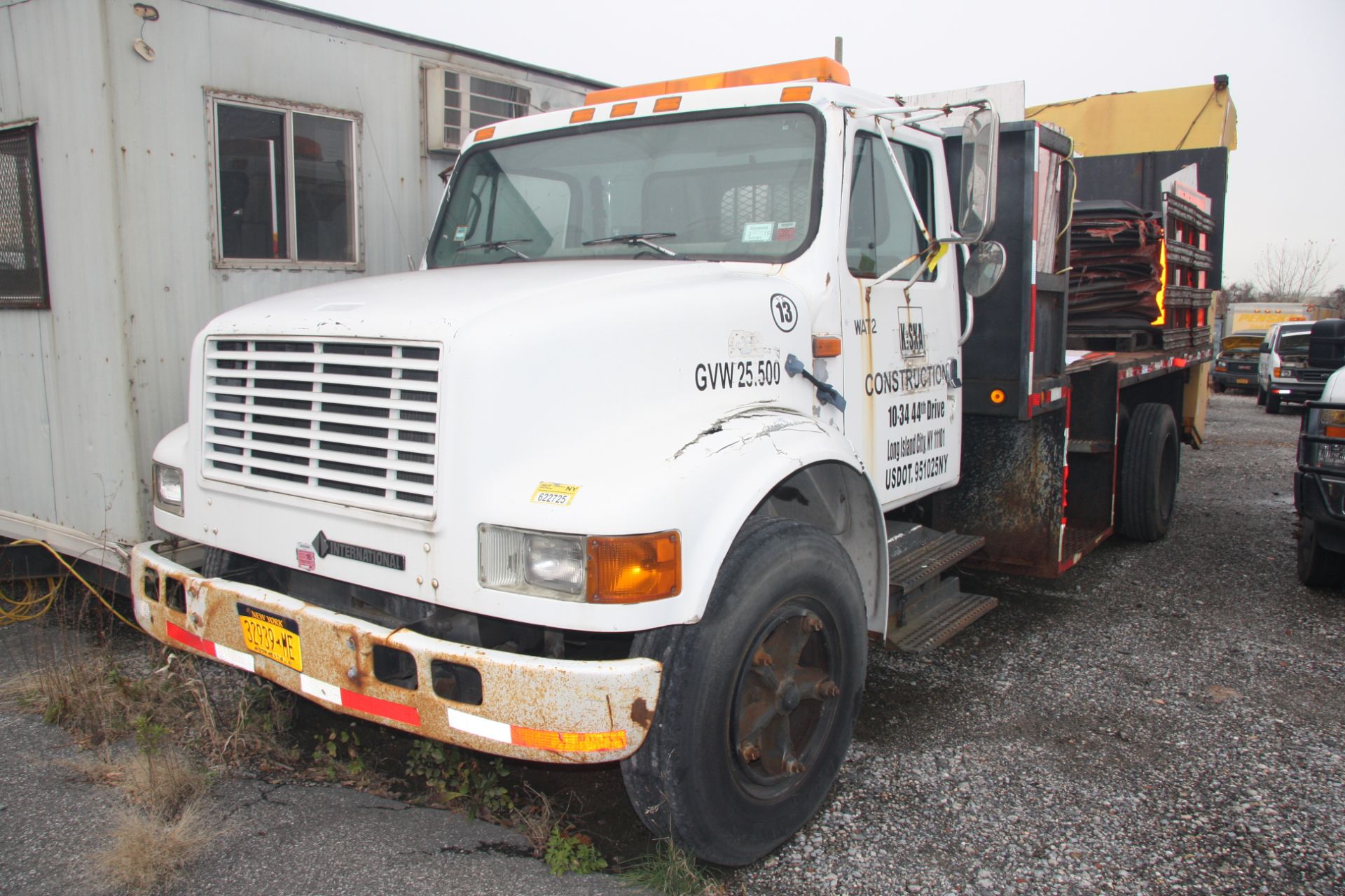 1996 INTERNATIONAL 4700X2 ATTENUATOR TRUCK, 16' STEEL DECK, APPROXIMATELY 67,410 MILES, RENCO "RAMCO - Image 2 of 22