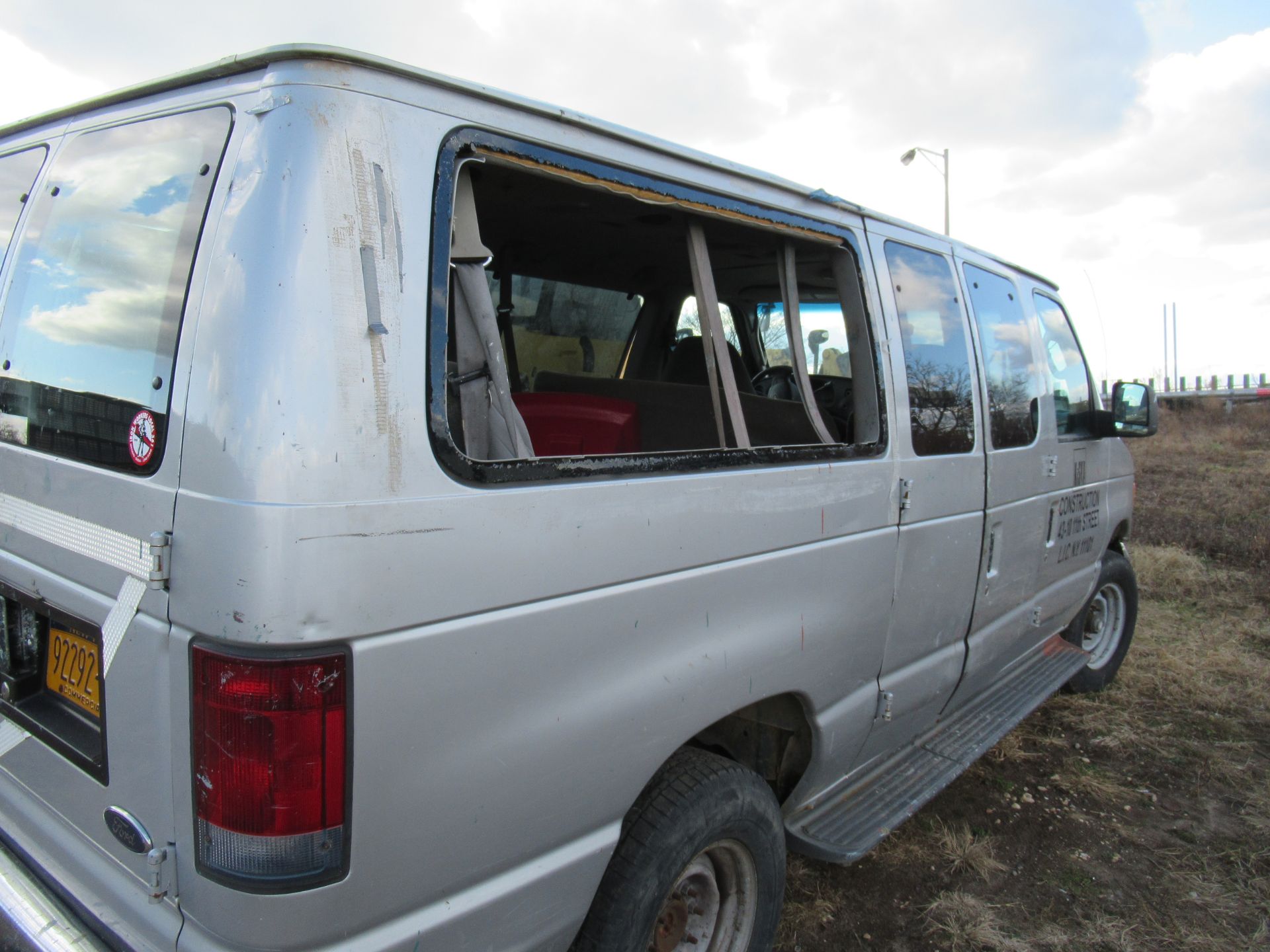 2006 FORD E-350 XLT SUPER DUTY VAN, [2] REAR BENCH SEATS, APPROXIMATELY 154,093 MILES, VIN: - Image 5 of 13