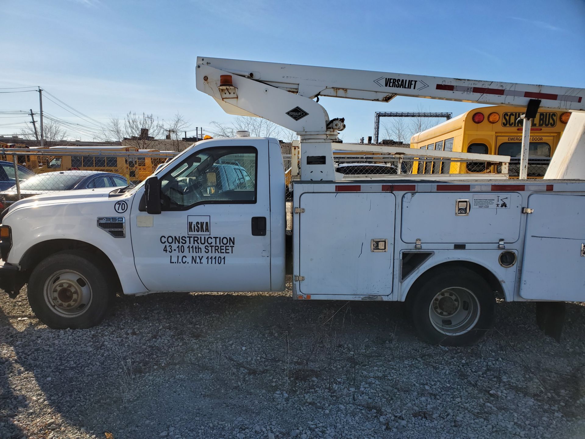 2008 FORD F350 XL SUPER DUTY UTILITY TRUCK, VERSALIFT MDL. TEL-29-N/NE ELECTRIC HYDRAULIC BUCKET