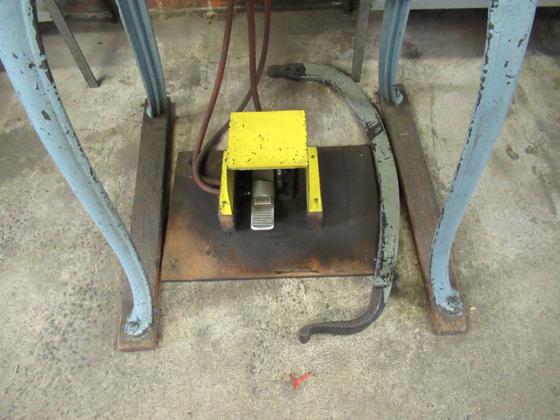 #2 PNEUMATIC KICK PRESS, WITH KICK PEDAL TO CONVERT TO MANUAL - Image 2 of 3