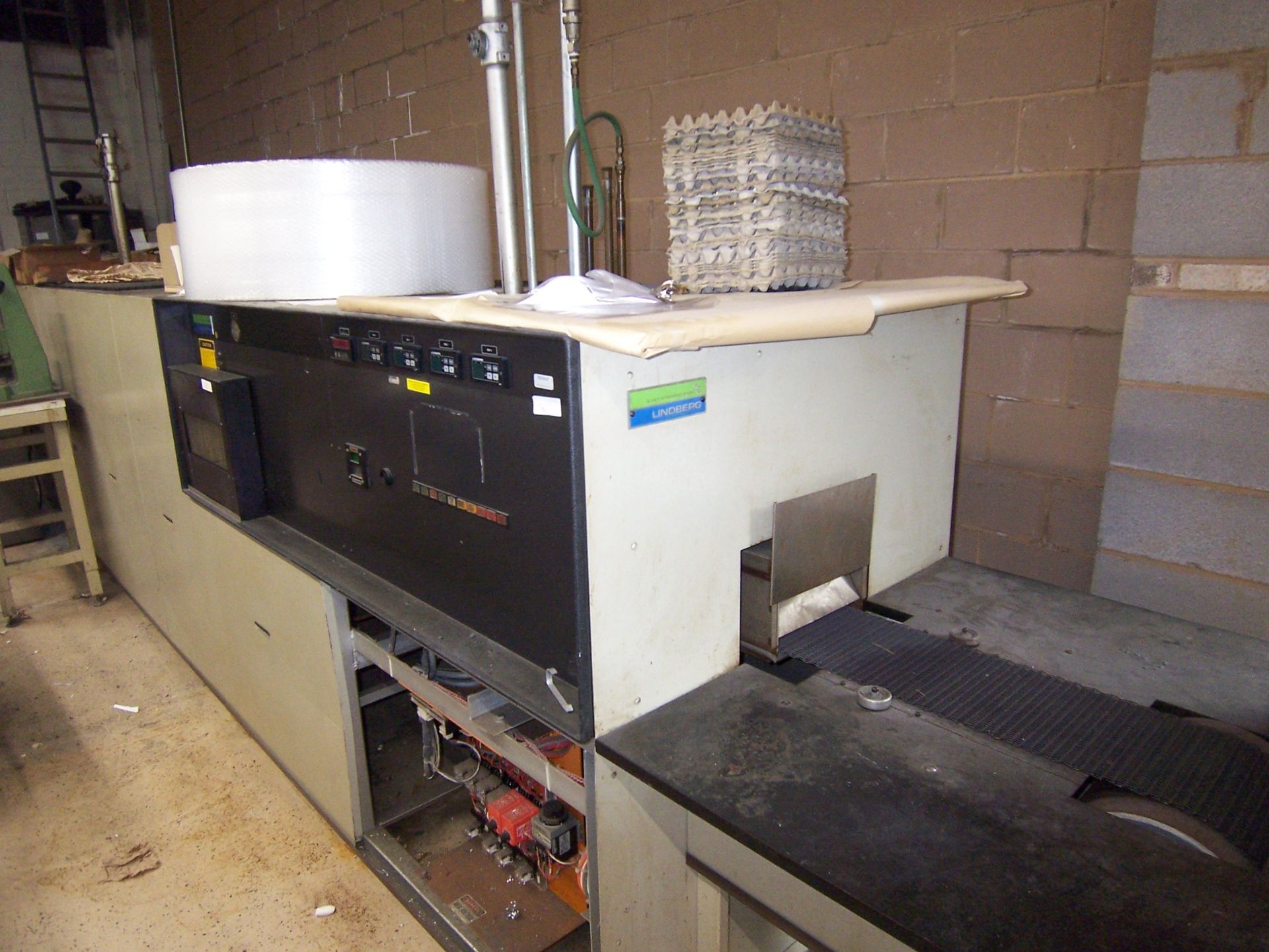 9" LINDBERG TYPE 852-A9-BG-C4-D-E3 BELT FURNACE, 49KW, 4-ZONE, VARI-SPEED BELT CONTROL, 1100 DEGREES - Image 2 of 4