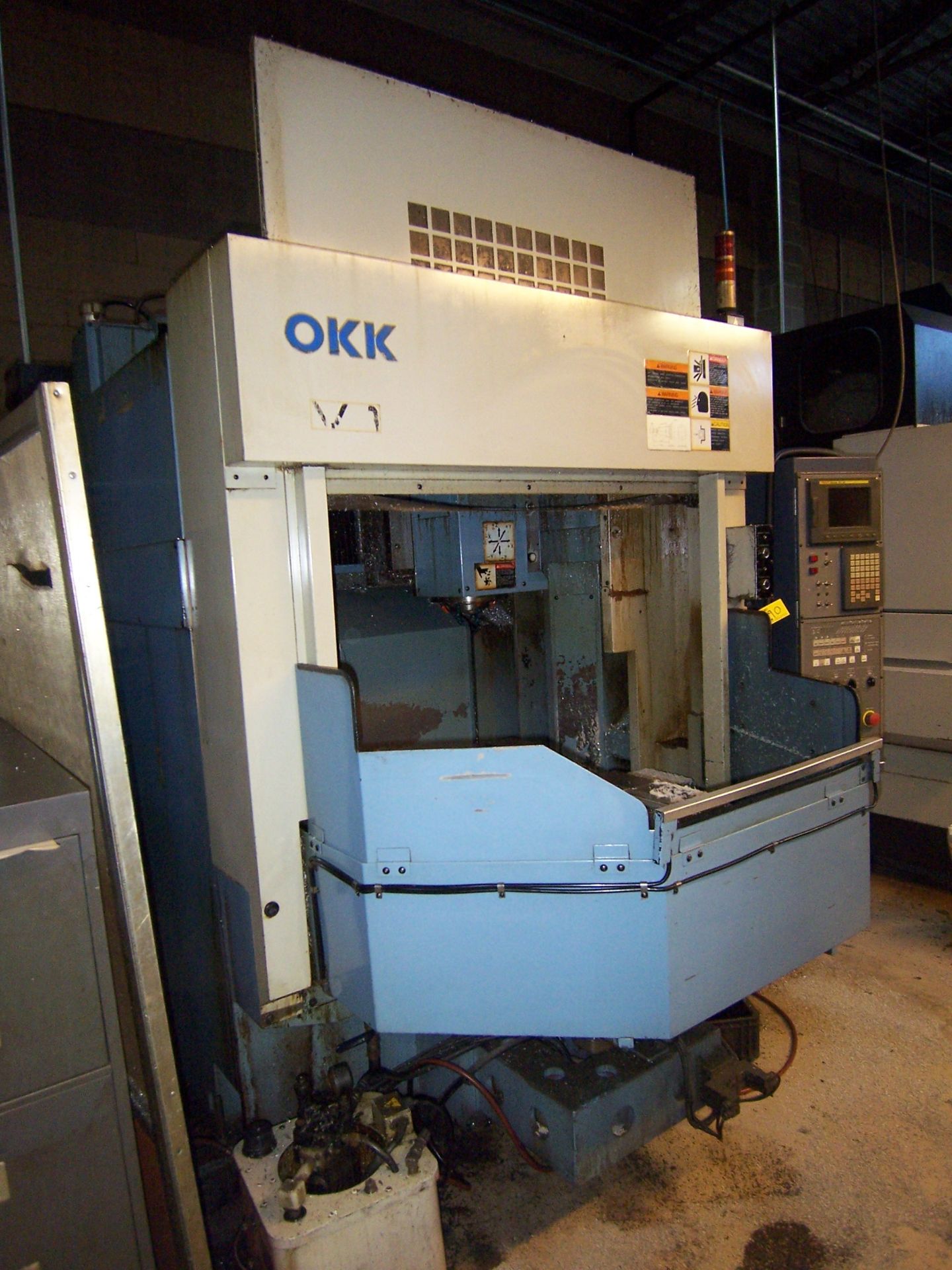 OKK MDL. V1 VERTICAL MACHINING CENTER, WITH 16" X 19-1/2" DUAL PALLETS, 20-POSITION AUTOMATIC TOOL