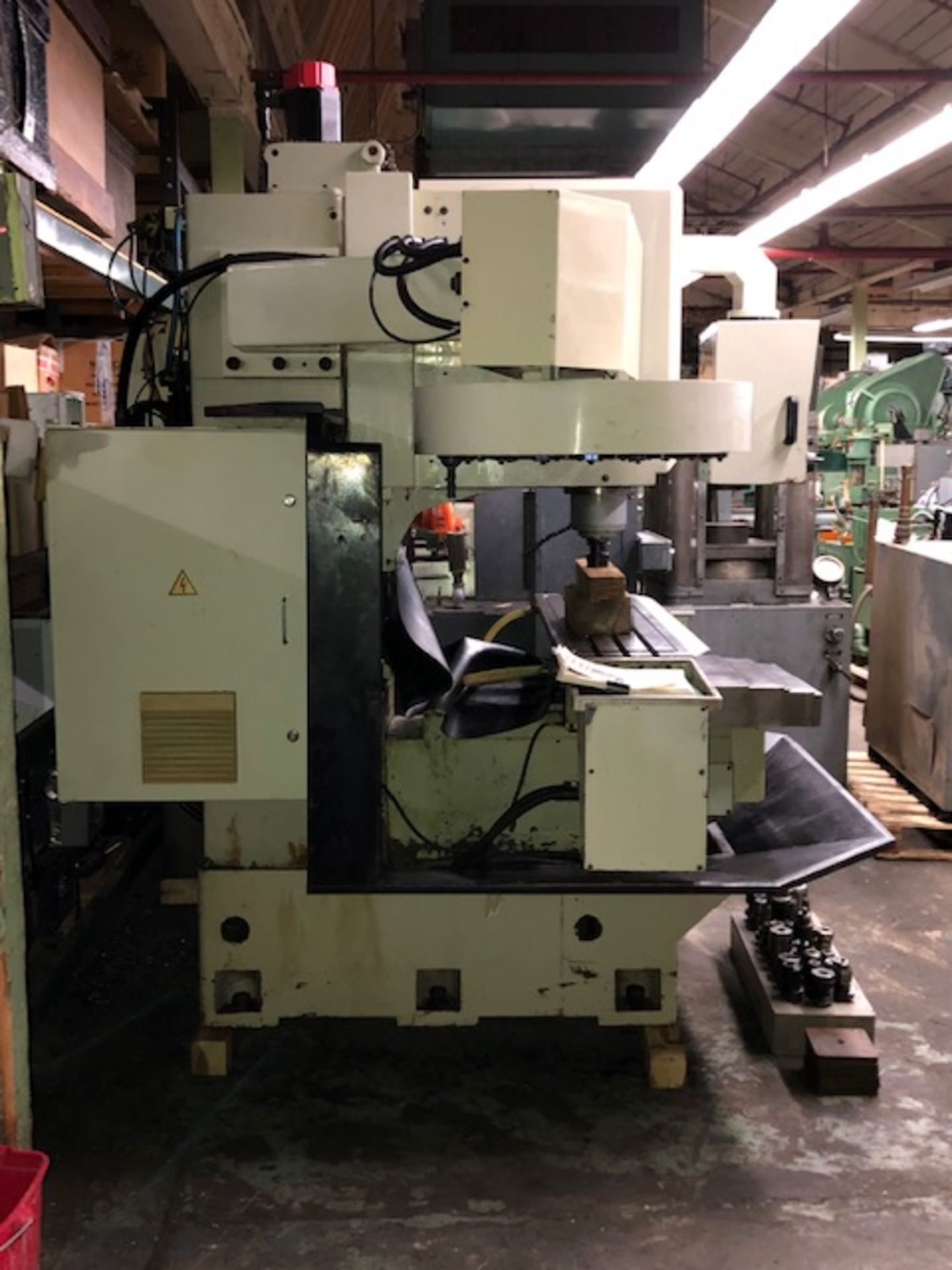 KENT USA MDL. TW-32-MV CNC BED MILL, FANUC 3-AXIS O-MD CONTROL - Image 18 of 30