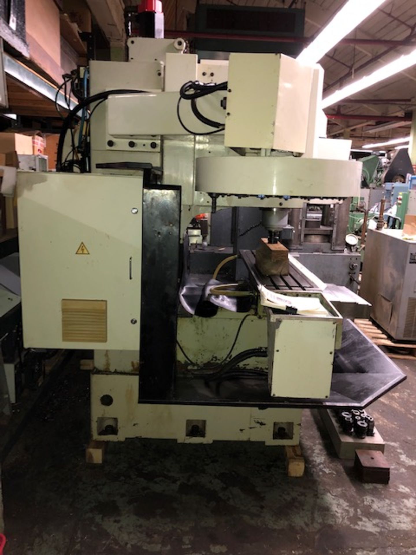 KENT USA MDL. TW-32-MV CNC BED MILL, FANUC 3-AXIS O-MD CONTROL - Image 15 of 30