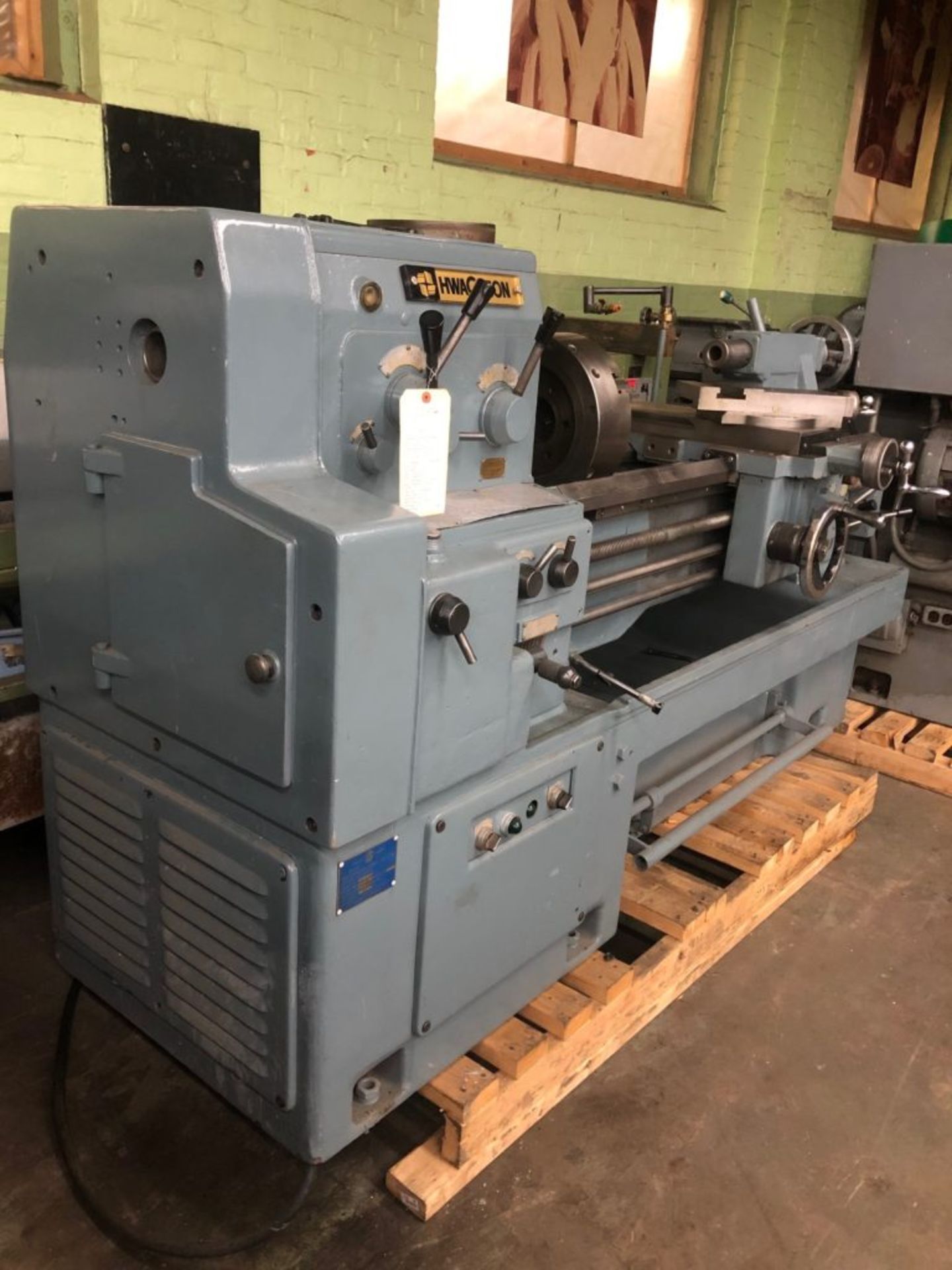 WEBB MDL. 17CX40 "HWACHEON" 17" / 25-9/16" X 40" INCH / METRIC GEARED HEAD ENGINE GAP LATHE - Image 3 of 12