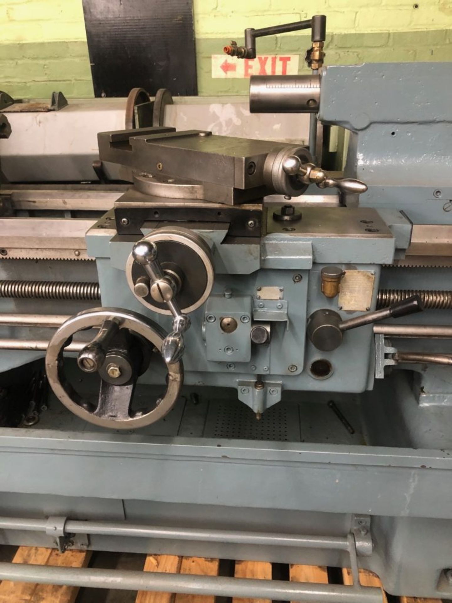 WEBB MDL. 17CX40 "HWACHEON" 17" / 25-9/16" X 40" INCH / METRIC GEARED HEAD ENGINE GAP LATHE - Image 9 of 12