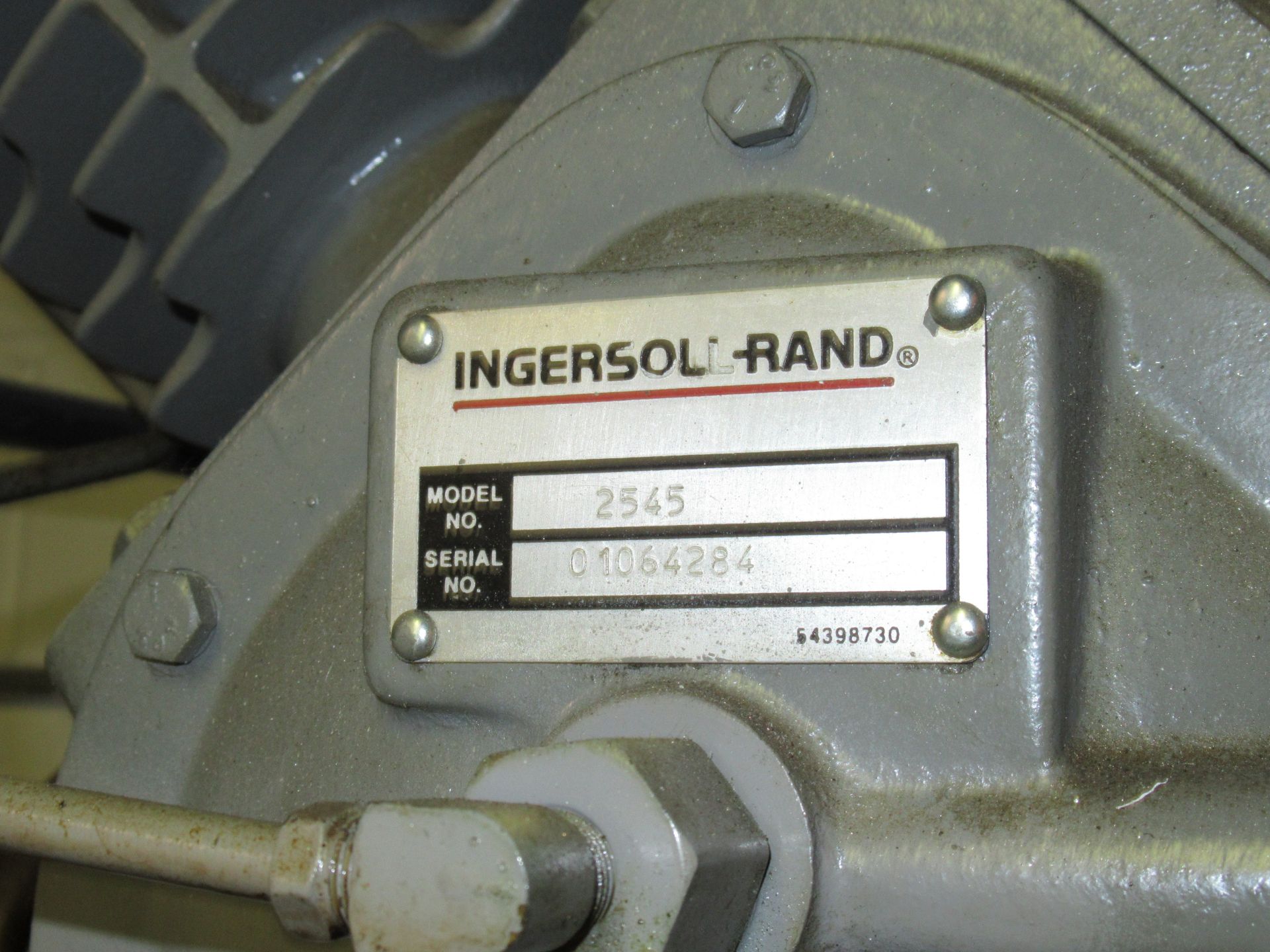 INGERSOLL RAND MDL. 2545 10HP VERTICAL TANK MOUNTED AIR COMPRESSOR, 2-STAGE, S/N: 01064284 - Image 4 of 7