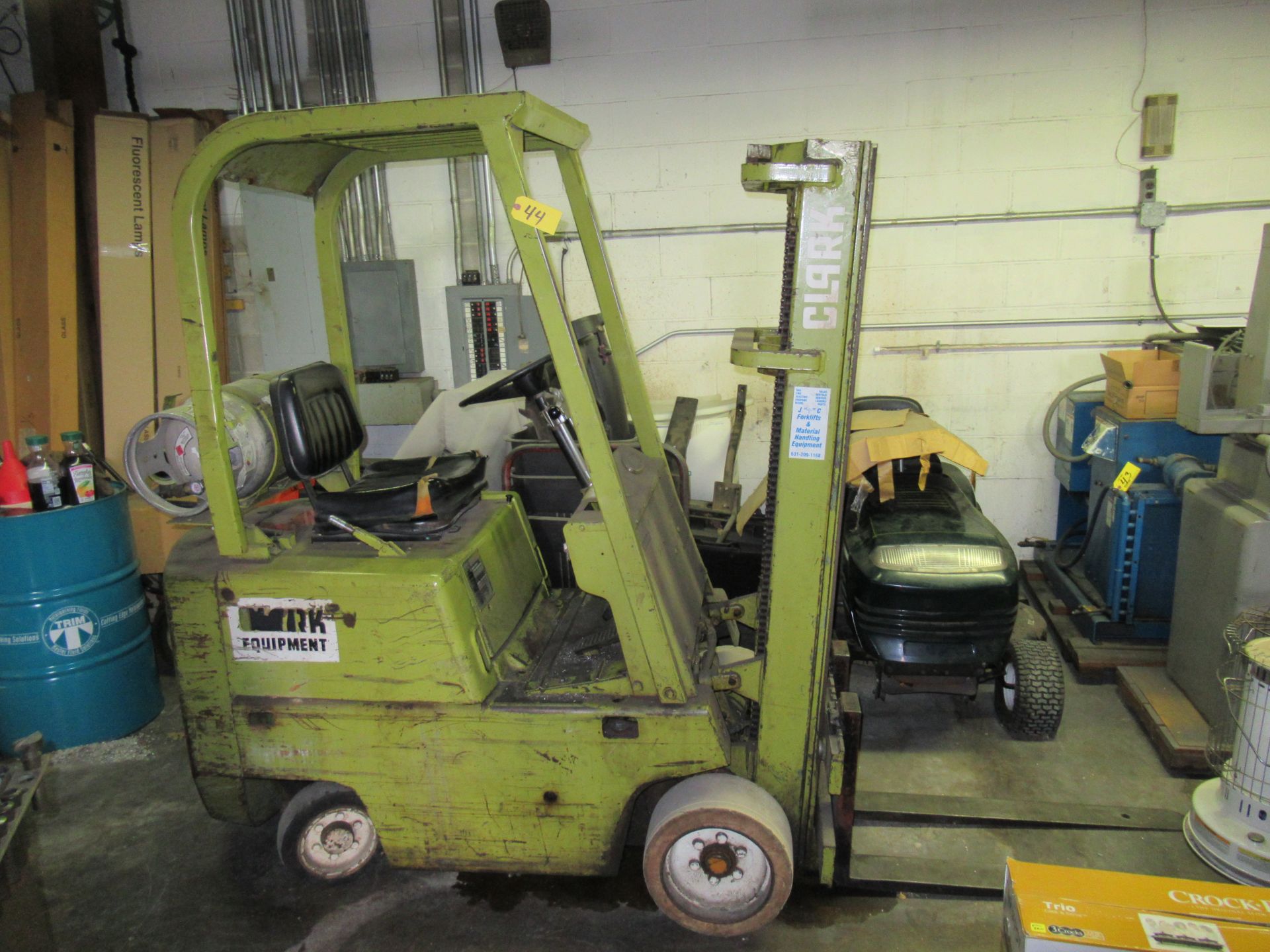 CLARK MDL. 0500-830 PROPANE POWERED 3000# CAPACITY FORKLIFT TRUCK, WITH 130" REACH, 3-STAGE MAST, - Image 5 of 11