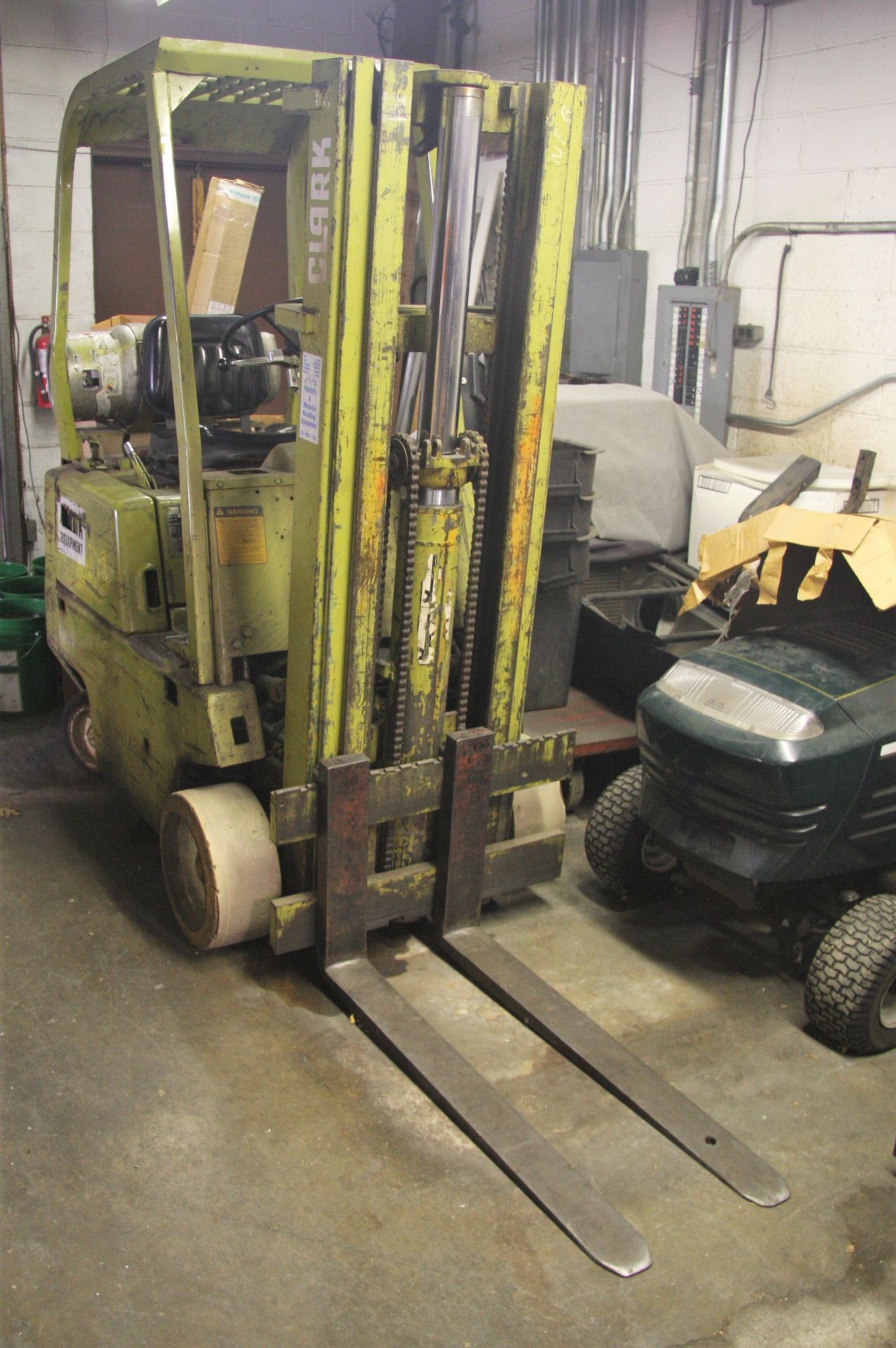 CLARK MDL. 0500-830 PROPANE POWERED 3000# CAPACITY FORKLIFT TRUCK, WITH 130" REACH, 3-STAGE MAST, - Image 4 of 11