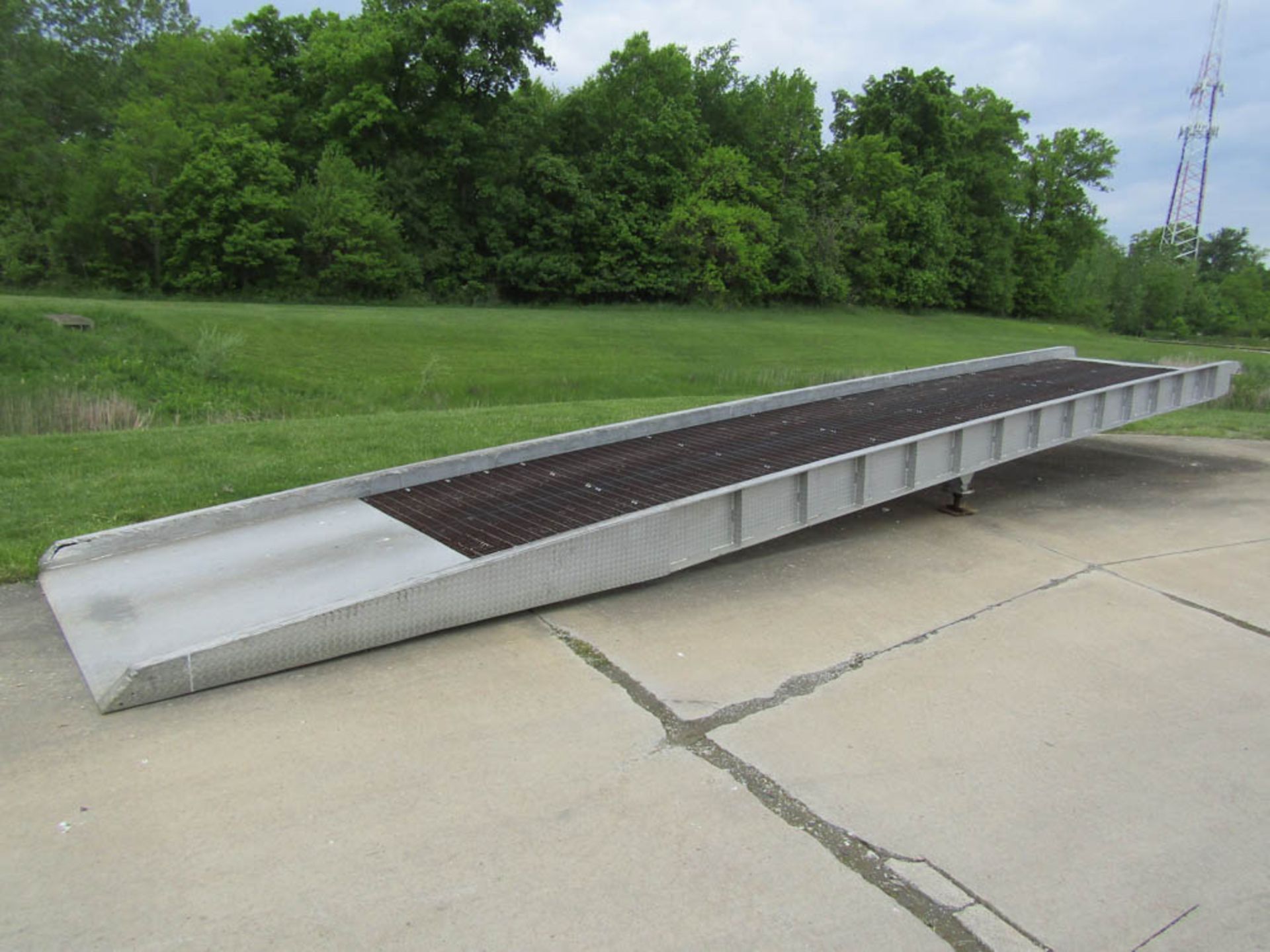 Modern Light Metals Aluminum Loading Ramp, Weight Capacity 25000 lbs, 4448 Weight, S/N 86975, MDL