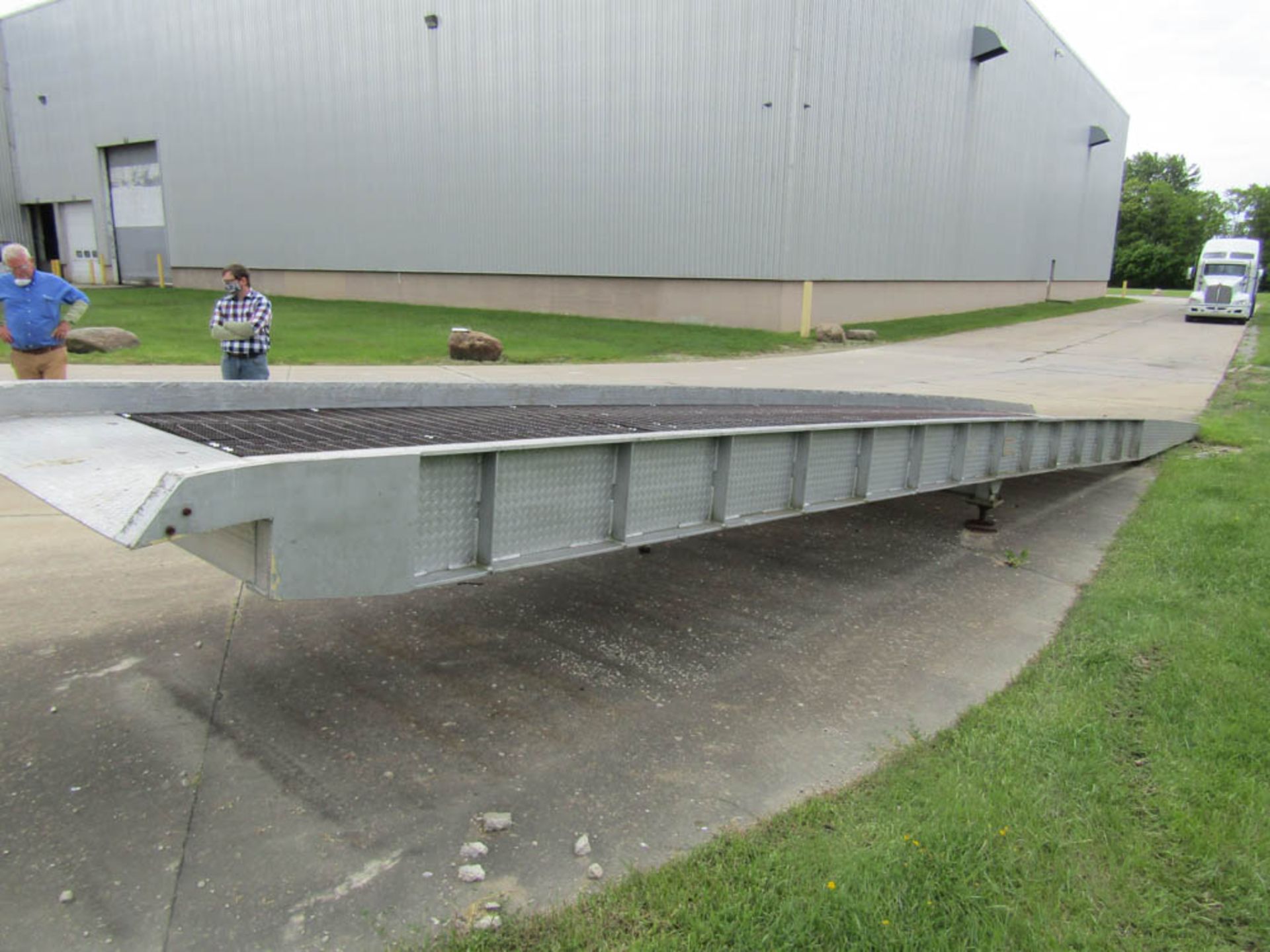 Modern Light Metals Aluminum Loading Ramp, Weight Capacity 25000 lbs, 4448 Weight, S/N 86975, MDL - Image 3 of 3