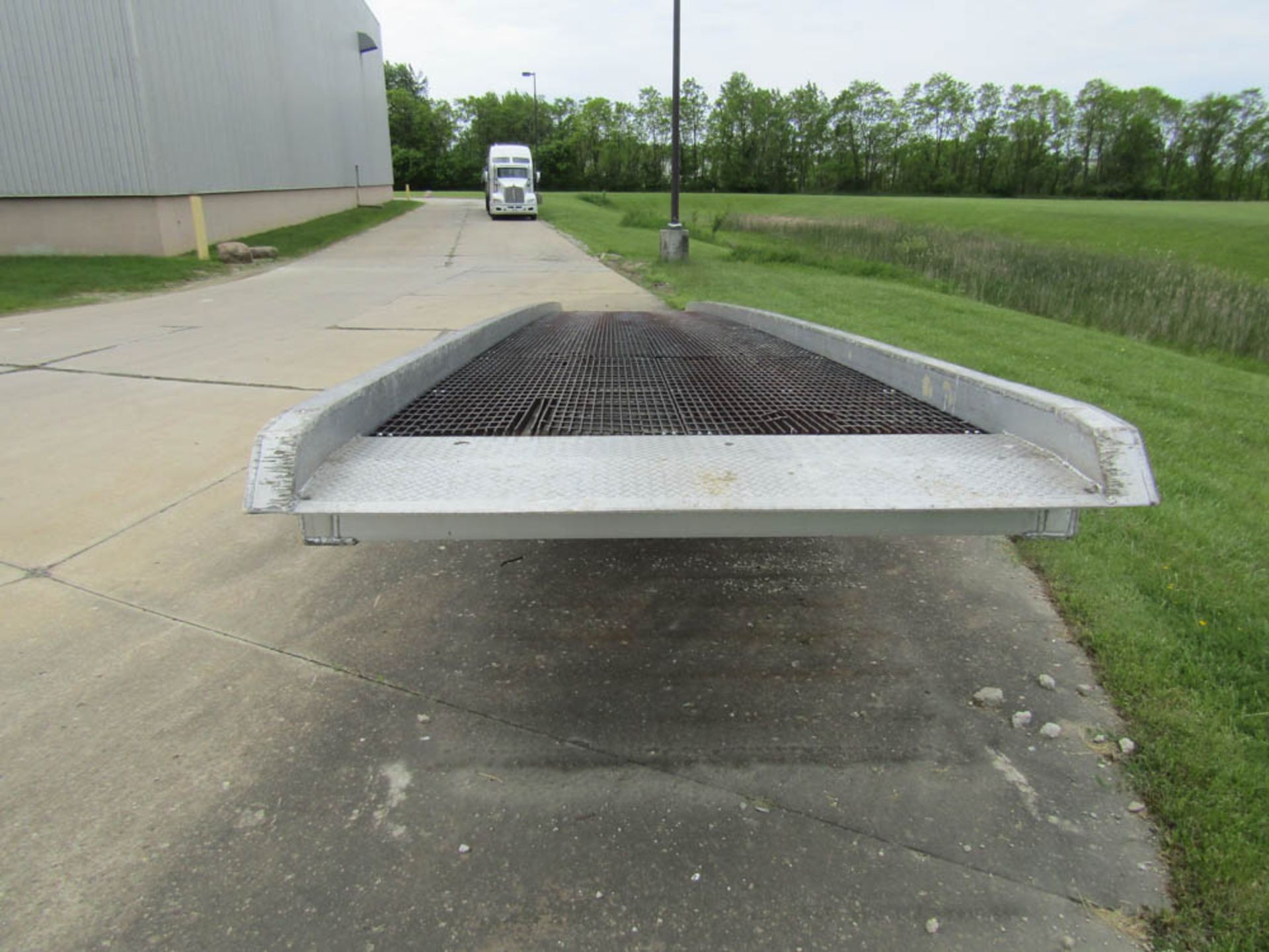Modern Light Metals Aluminum Loading Ramp, Weight Capacity 25000 lbs, 4448 Weight, S/N 86975, MDL - Image 2 of 3